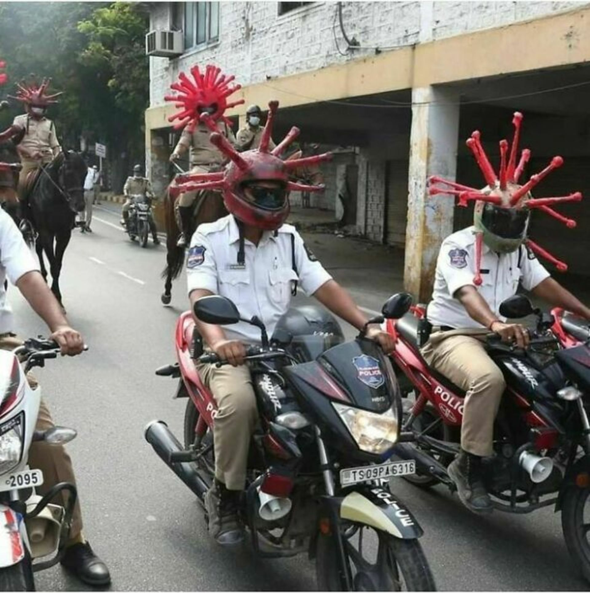 موتورسوارها با کلاه کاسکت کرونایی