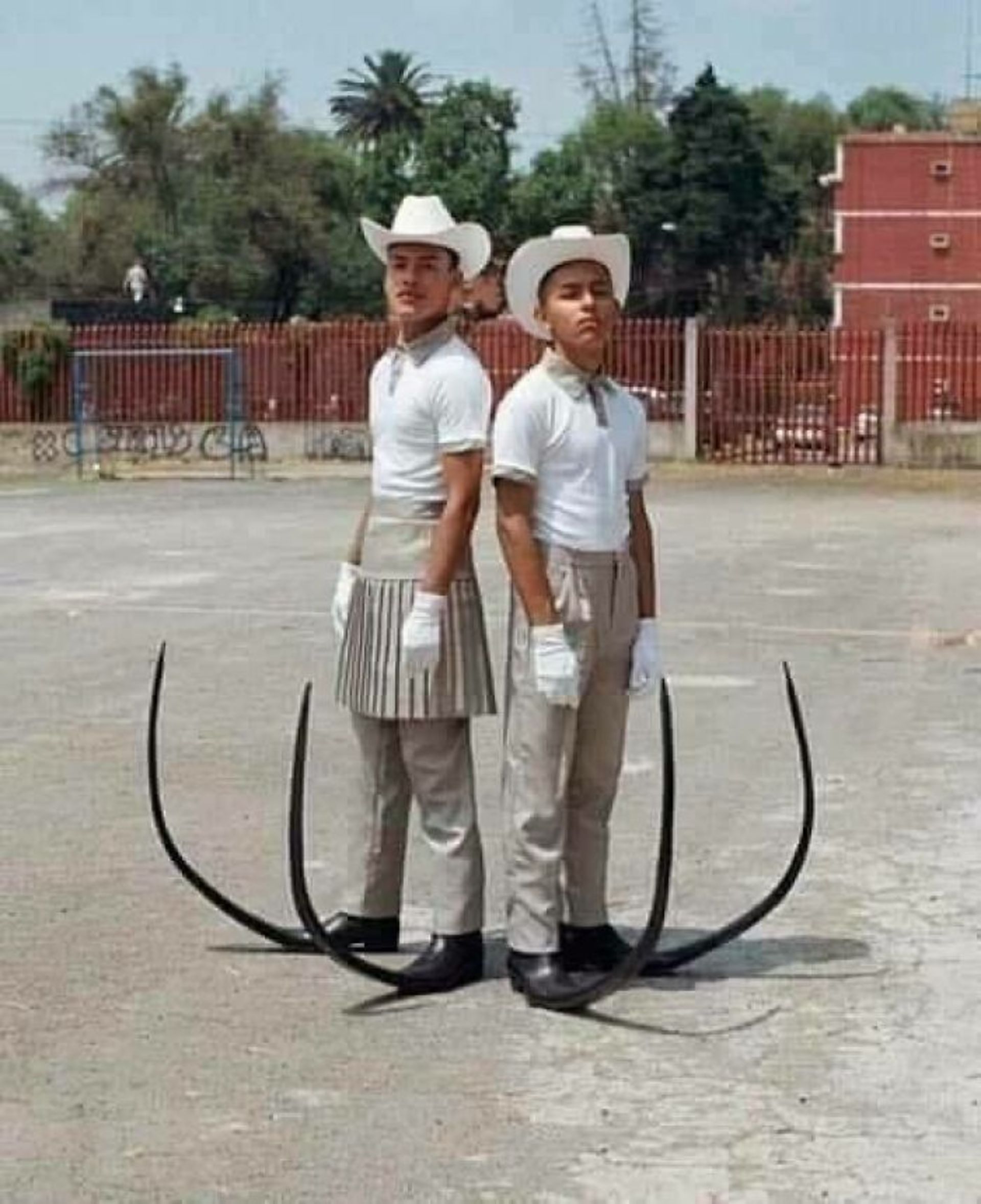 کاوبوی ها با کفش‌های سیاه بسیار نوک بلند