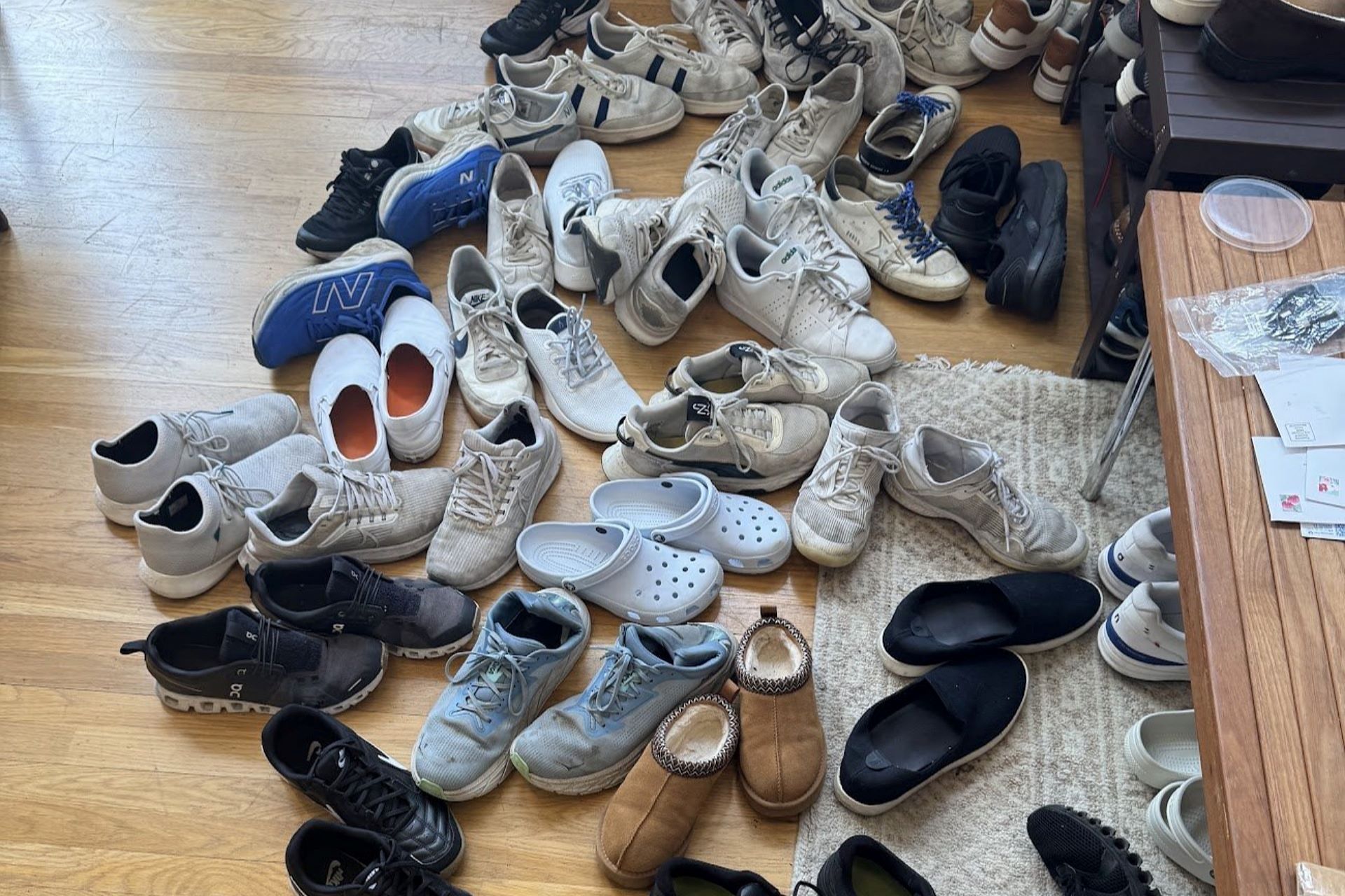 کفش‌های پرتعداد کارمندان در درب ورودی دفتر شرکت Cursor