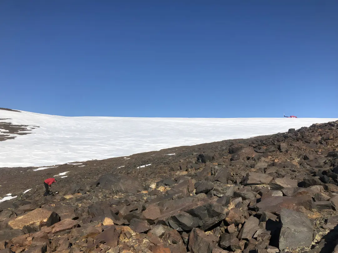 نوآ فایر (Noah Fierer) در حال جمع‌آوری نمونه در یخچال شکلتون (Shackleton Glacier)