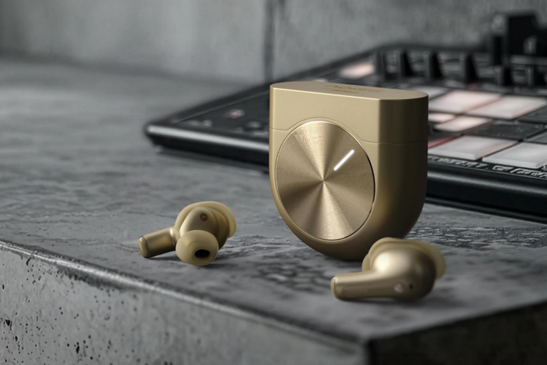 هندزفری Master Buds 2 در رنگ طلایی روی میز
