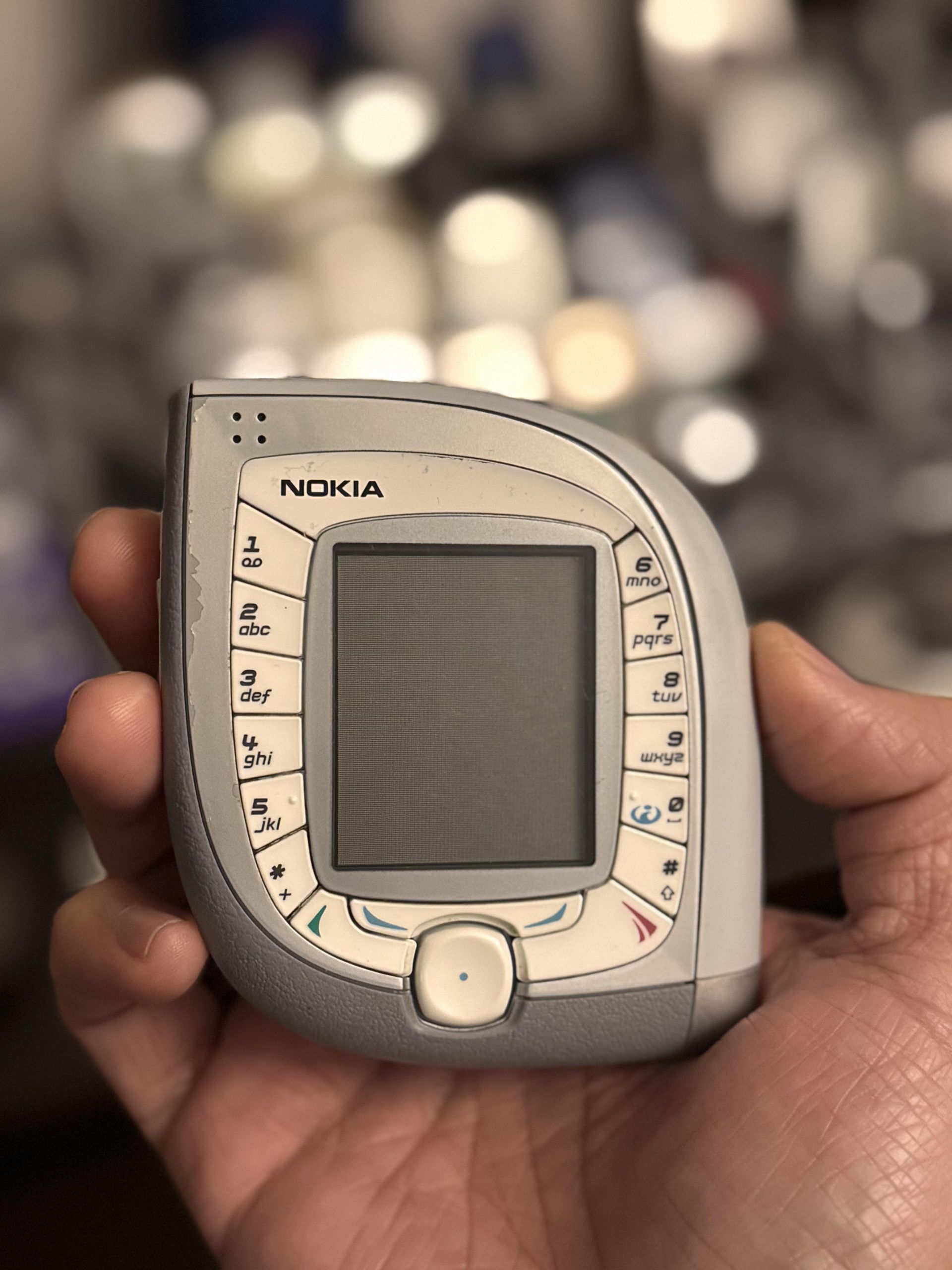 نمای جلو گوشی نوکیا ۷۶۰۰ در دست