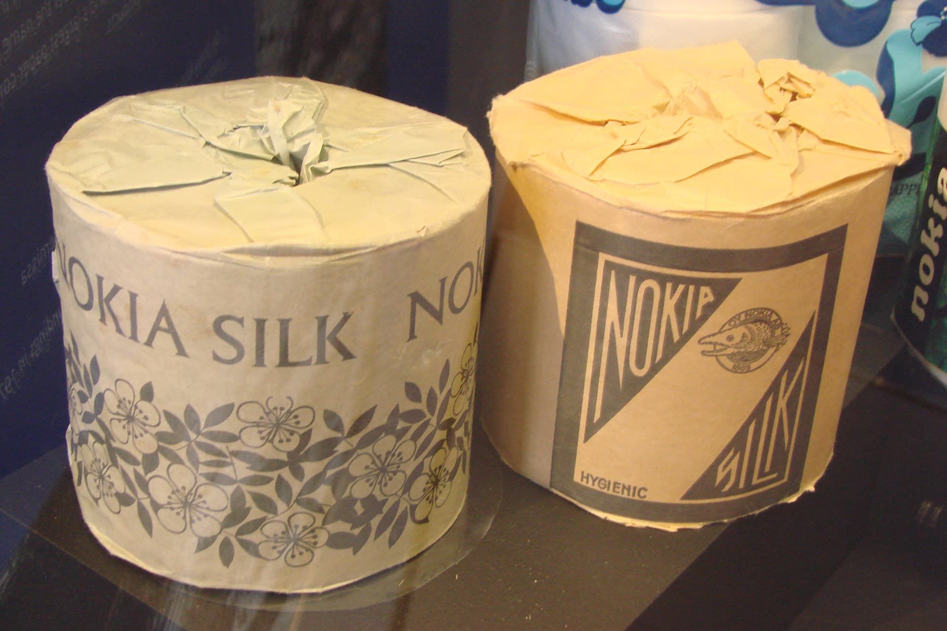 نمایی از دو دستمال توالت به عنوان اولین محصول ساخت نوکیا در سال ۱۸۶۶