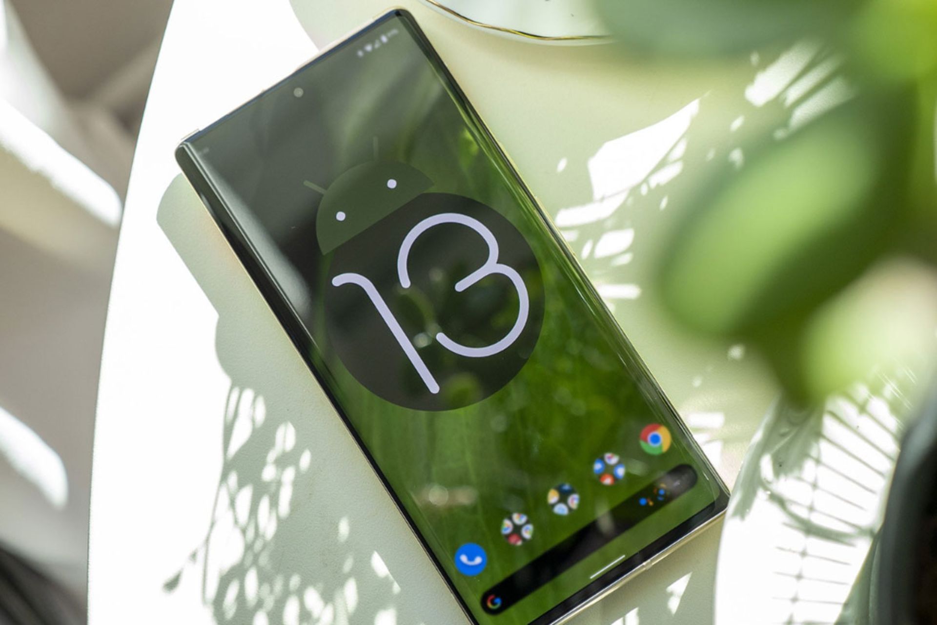 لوگوی اندروید ۱۳ روی صفحه نمایش گوشی