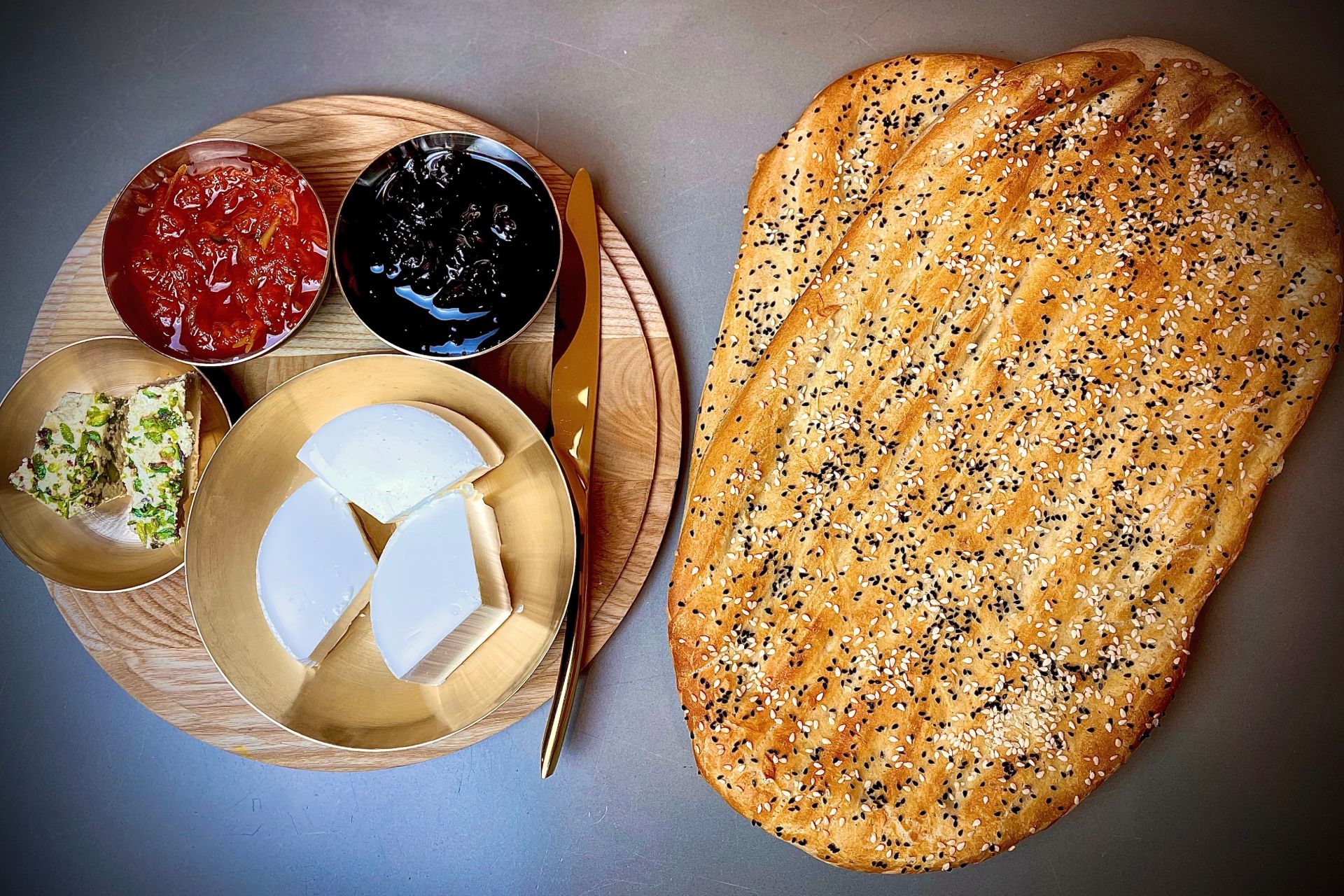 صبحانه سنتی ایرانی روی میز