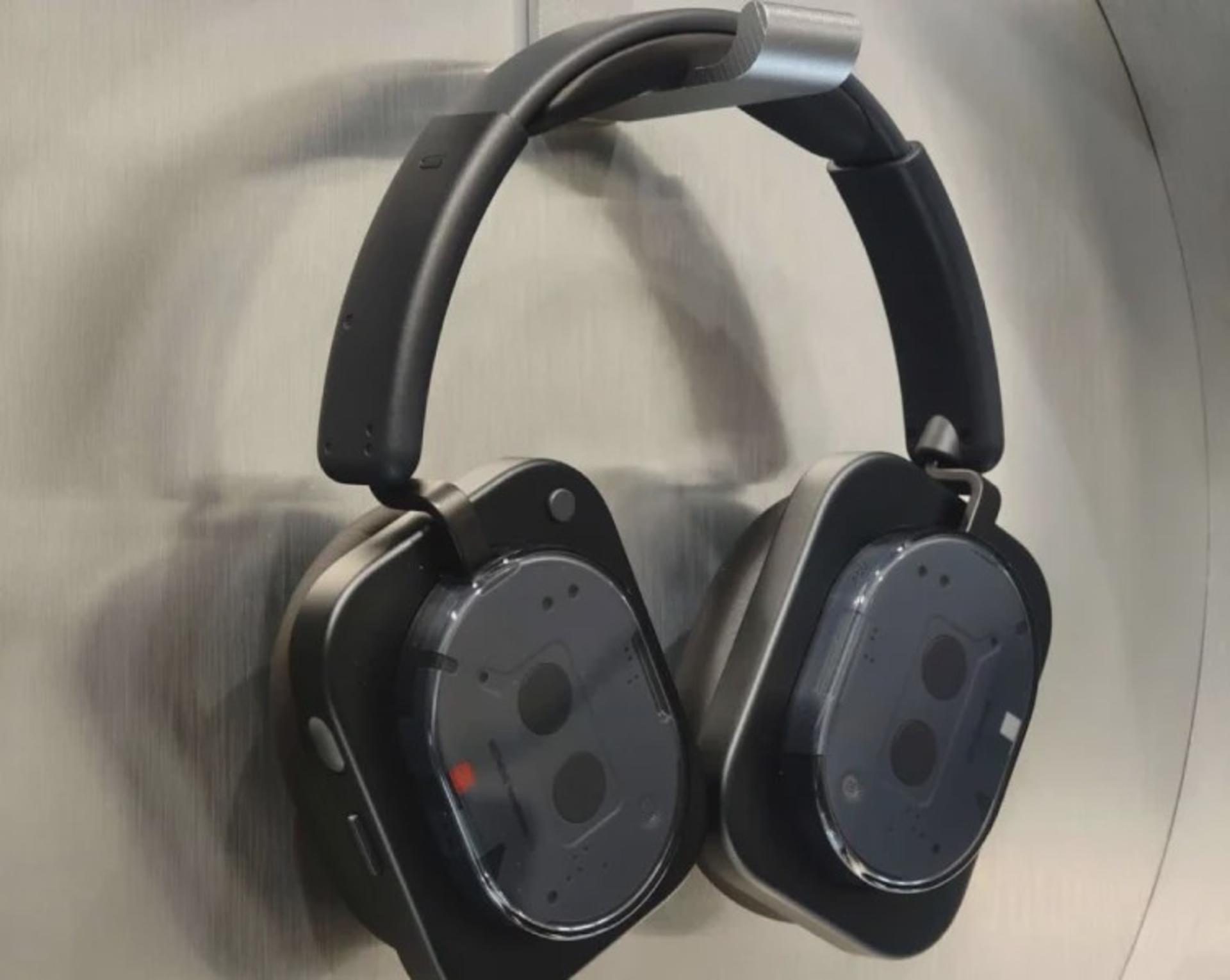 نمای پشتی هدفون Nothing Headphone 1 در رنگ مشکی