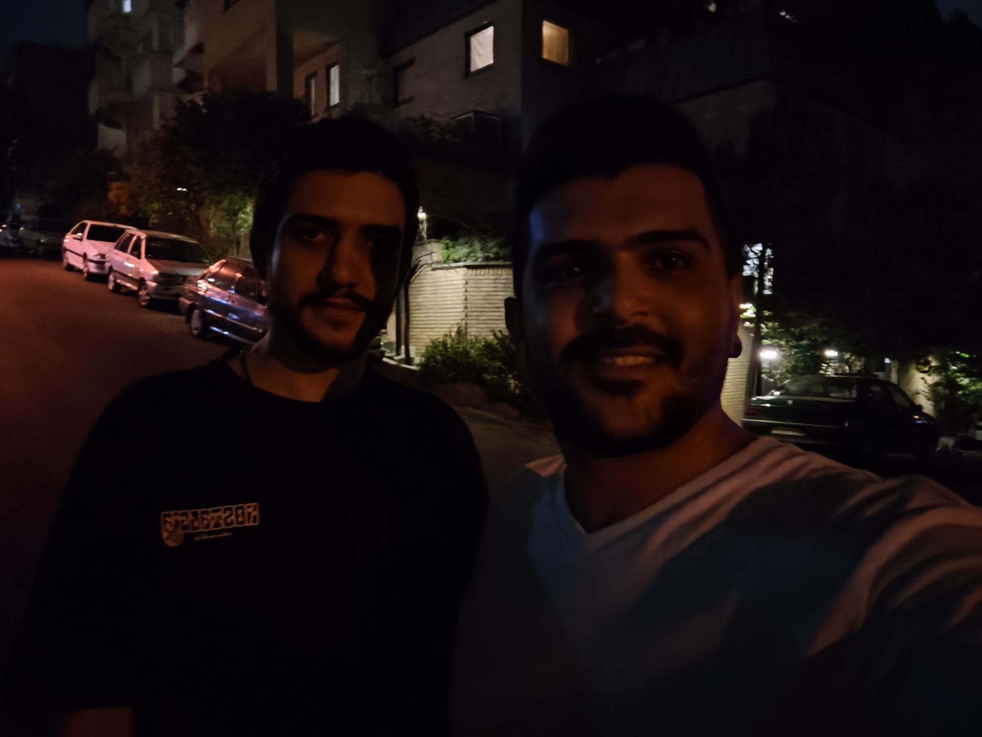 عکس سلفی هادی و شادان در شب