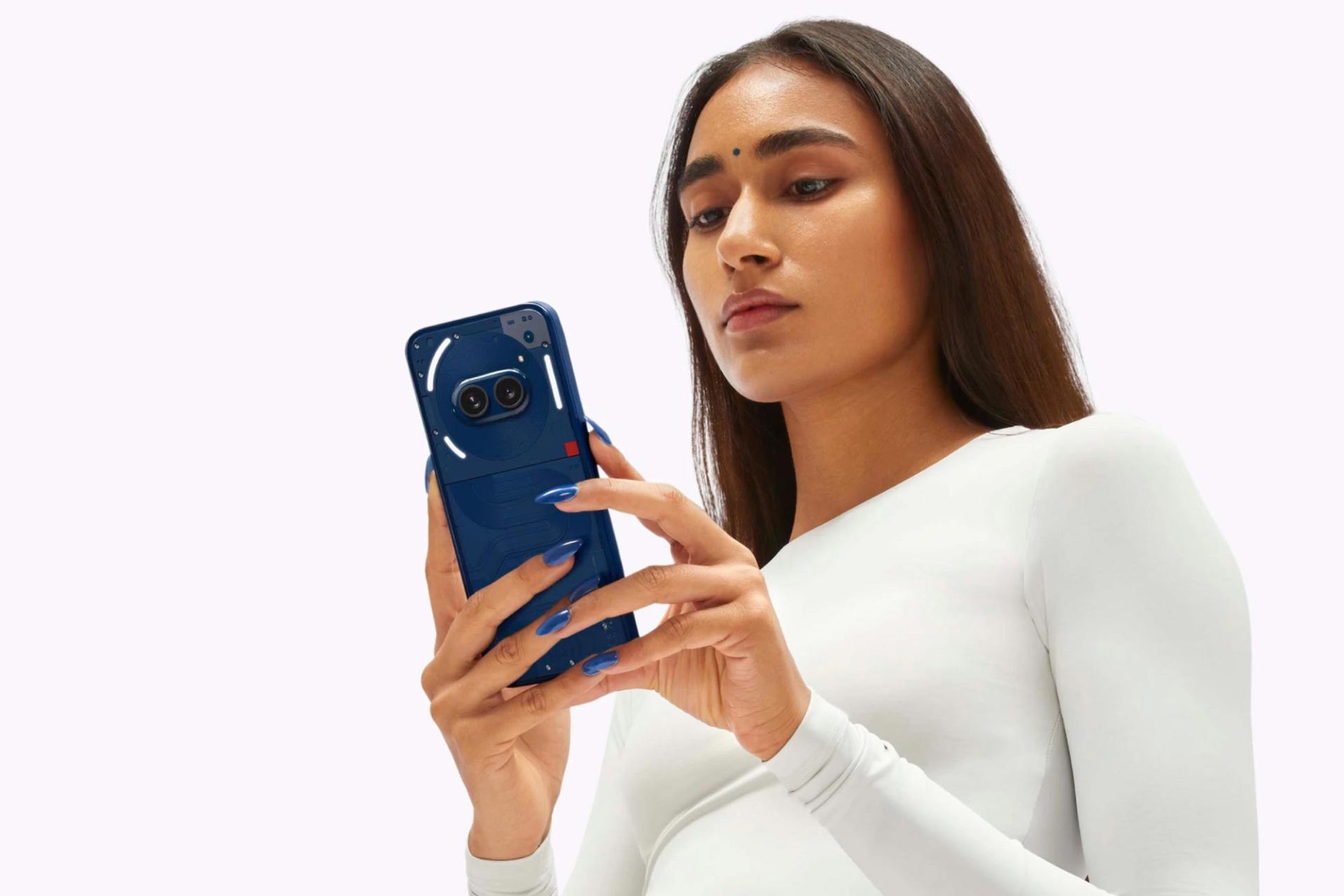 گوشی ناتینگ فون 2a آبی در دست یک خانم جوان هندی 