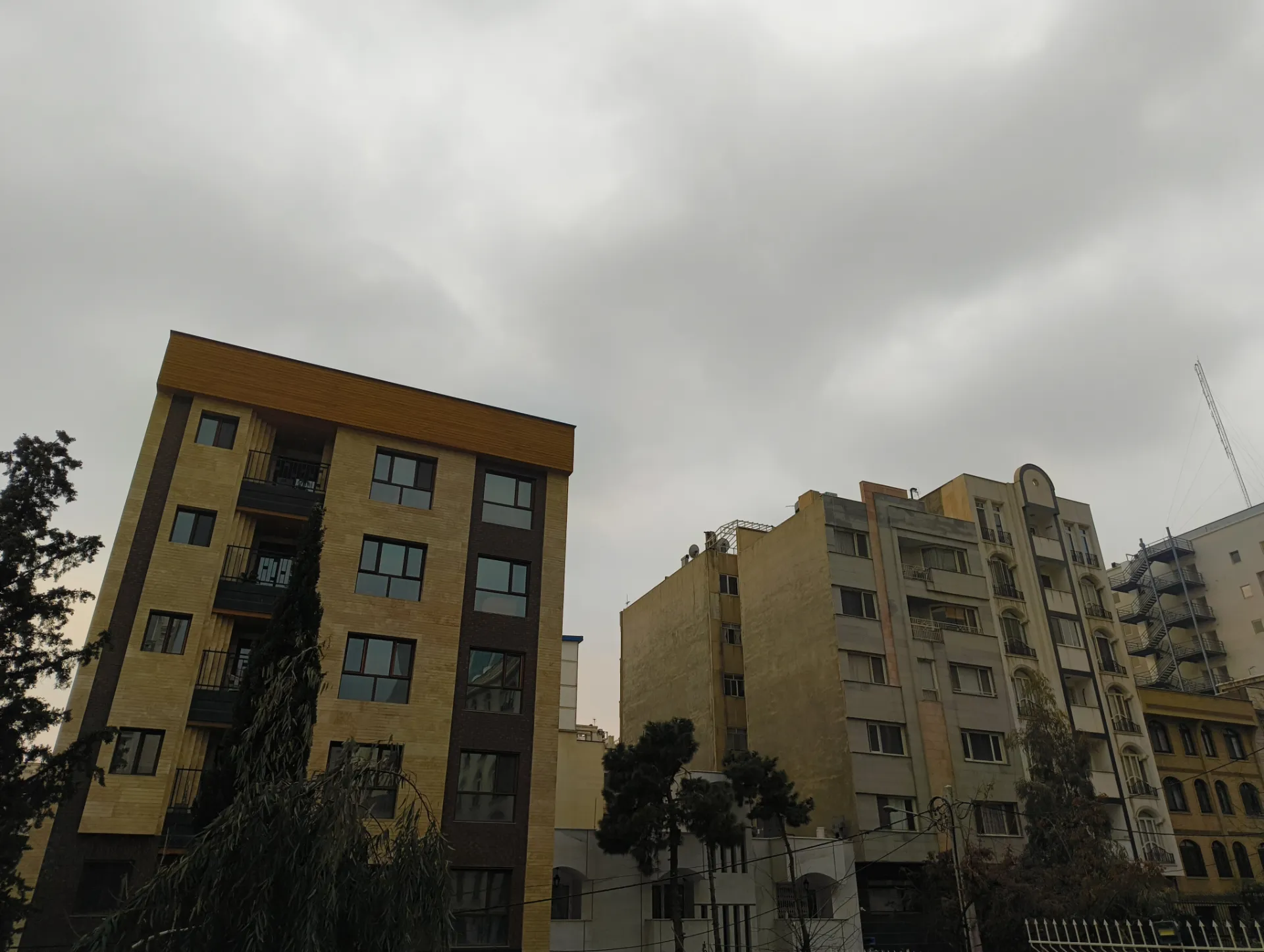نمونه عکس ناتینگ فون 2a در محیط خارجی از چند ساختمان با پس‌ زمینه آسمان در نور روز