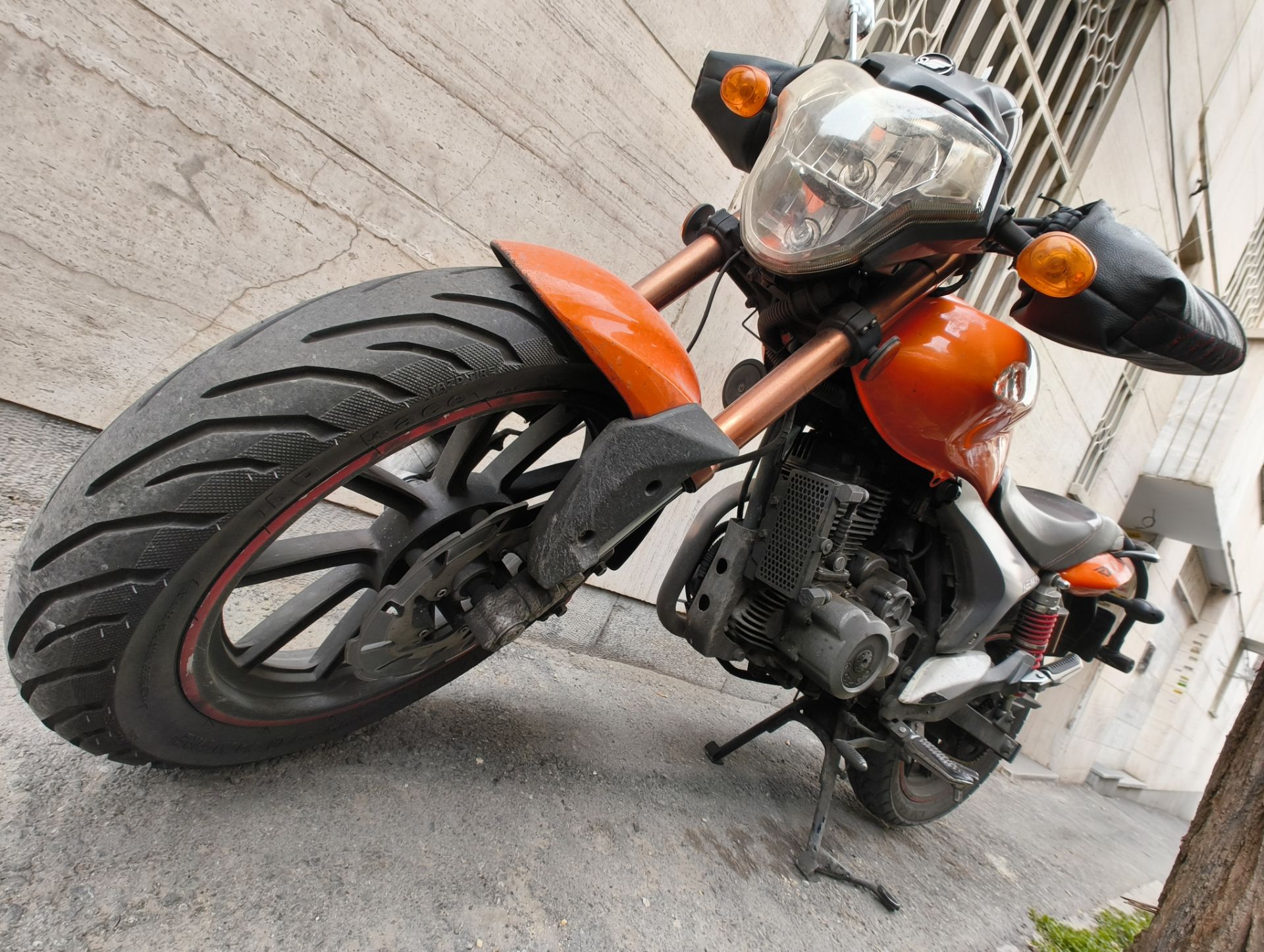 نمونه عکس ناتینگ فون 2a از یک موتورسیکلت نارنجی در حالت کلوزآپ