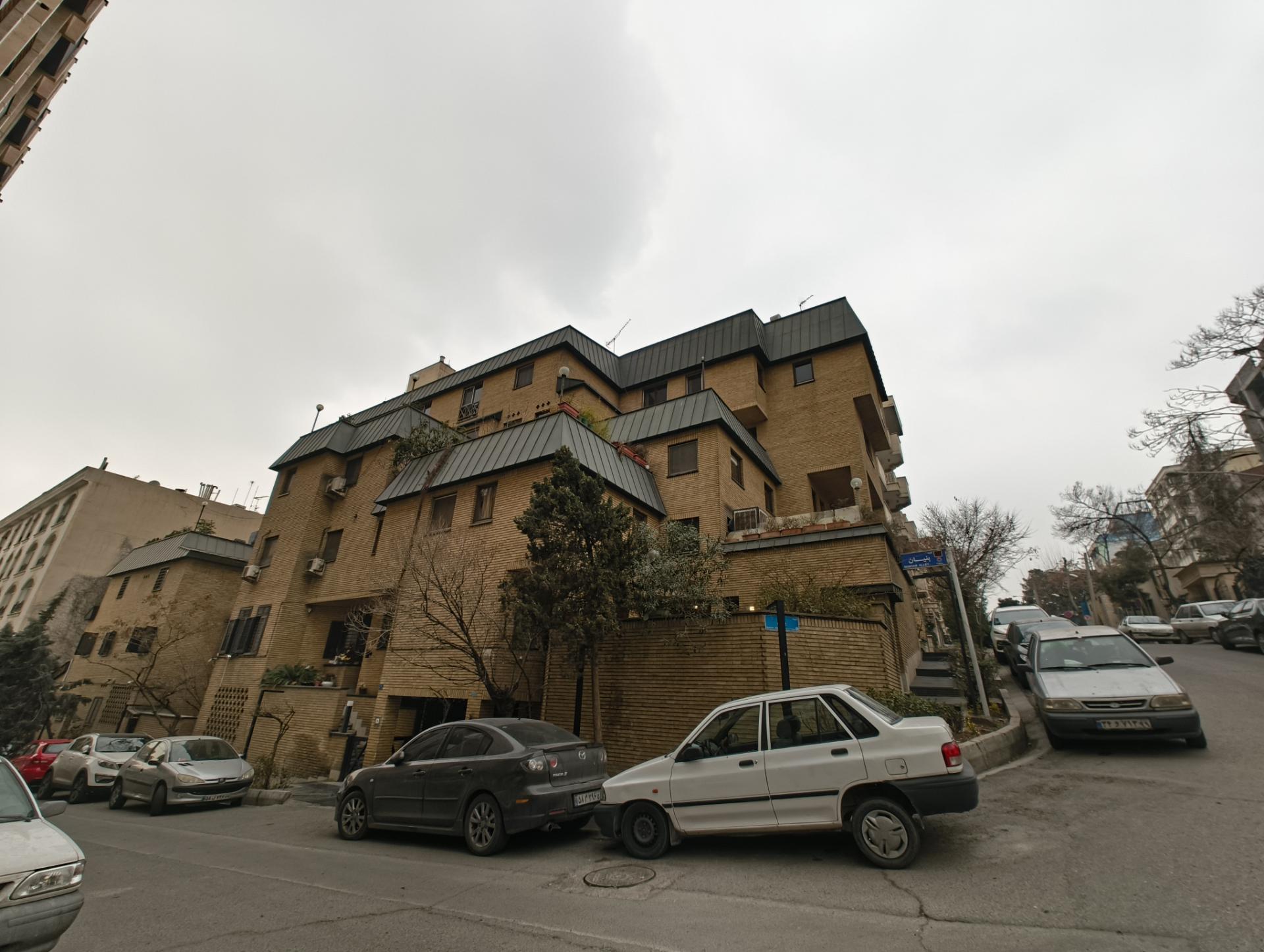 نمونه عکس ناتینگ فون 2a با دوربین اولتراواید از یک خیابان با نمای چند ساختمان و خودروی پارک شده