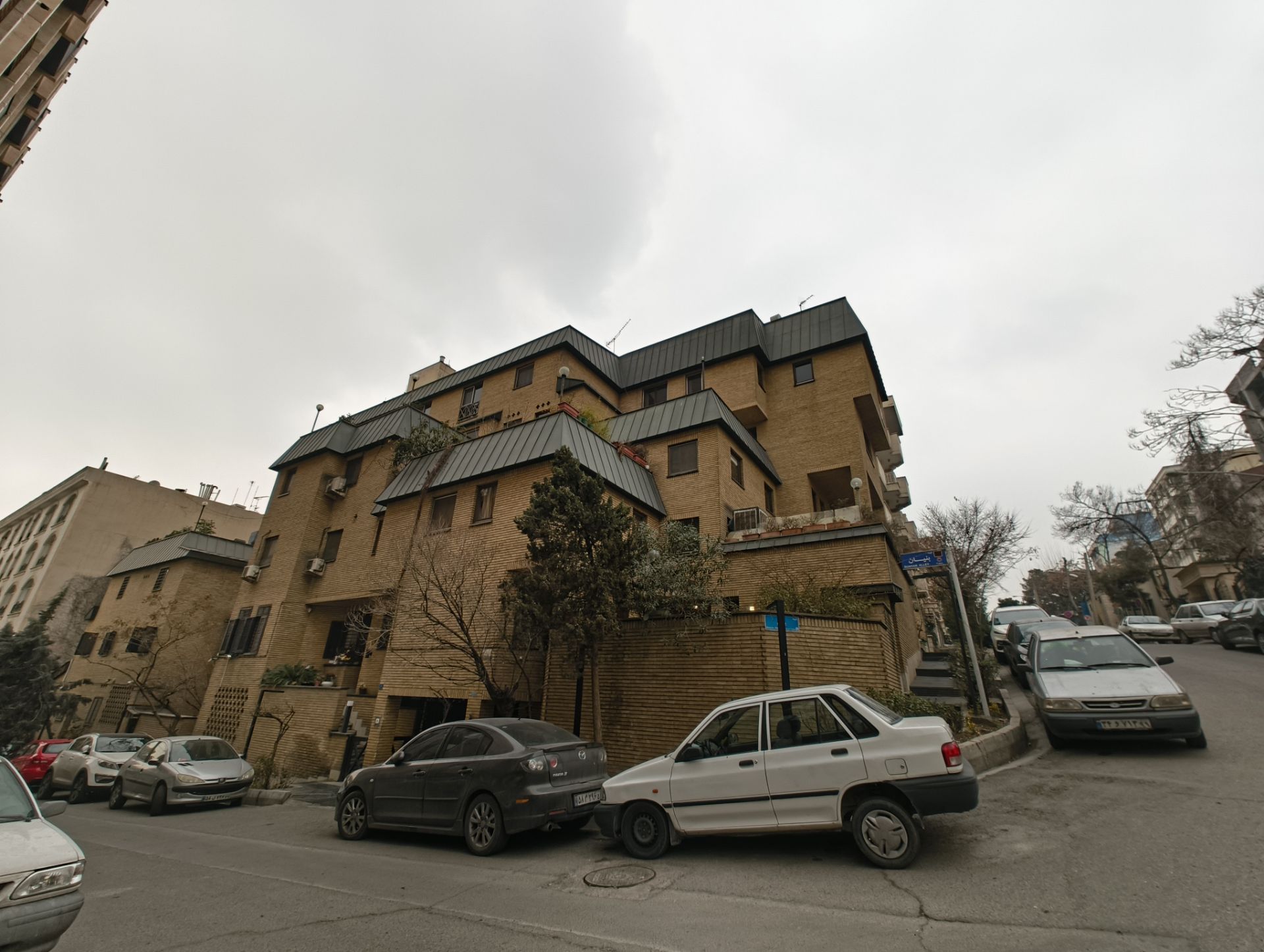 نمونه عکس ناتینگ فون 2a با دوربین اولتراواید از یک خیابان با نمای چند ساختمان و خودروی پارک شده