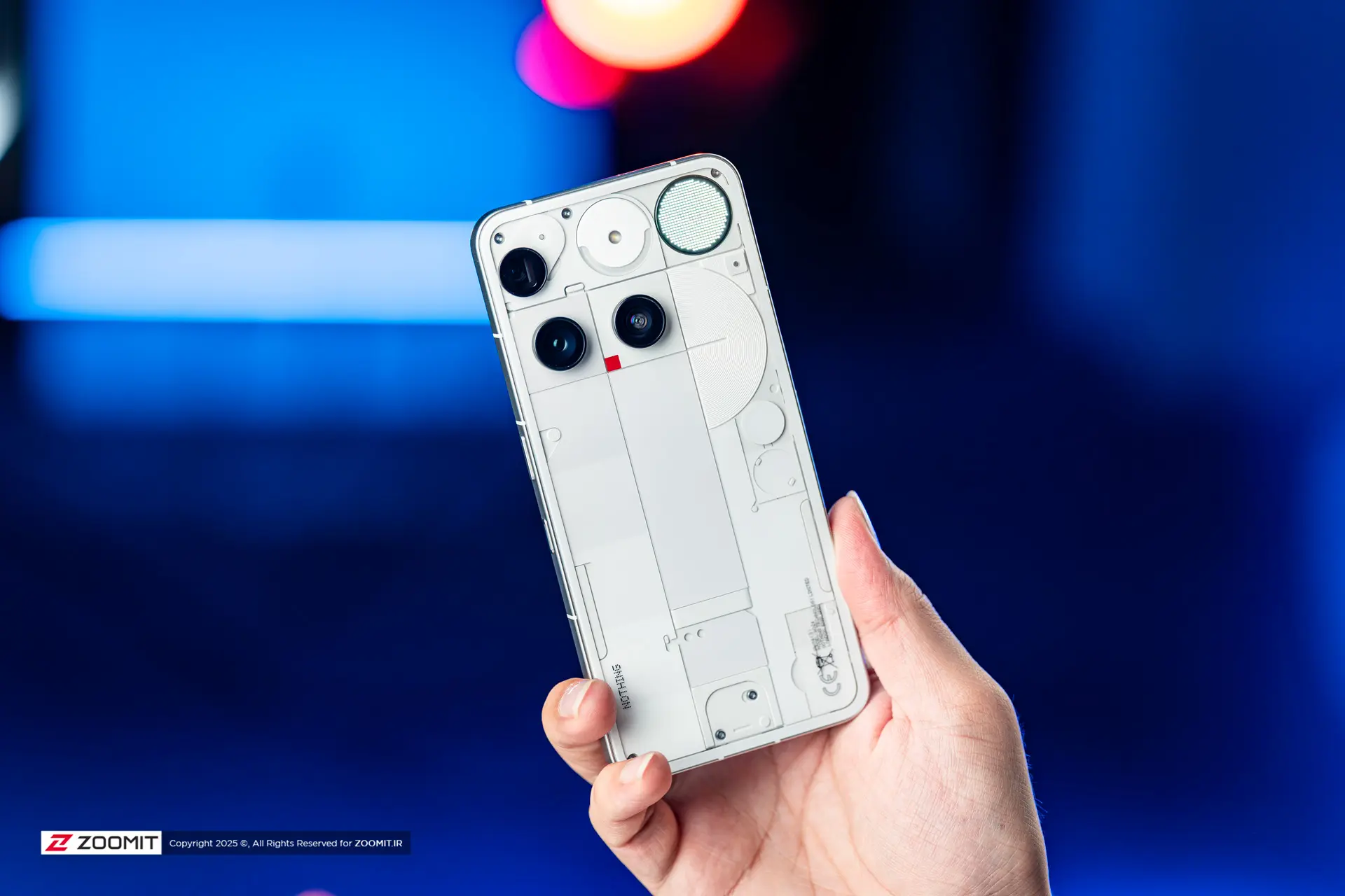 ناتینگ فون ۳ در دست