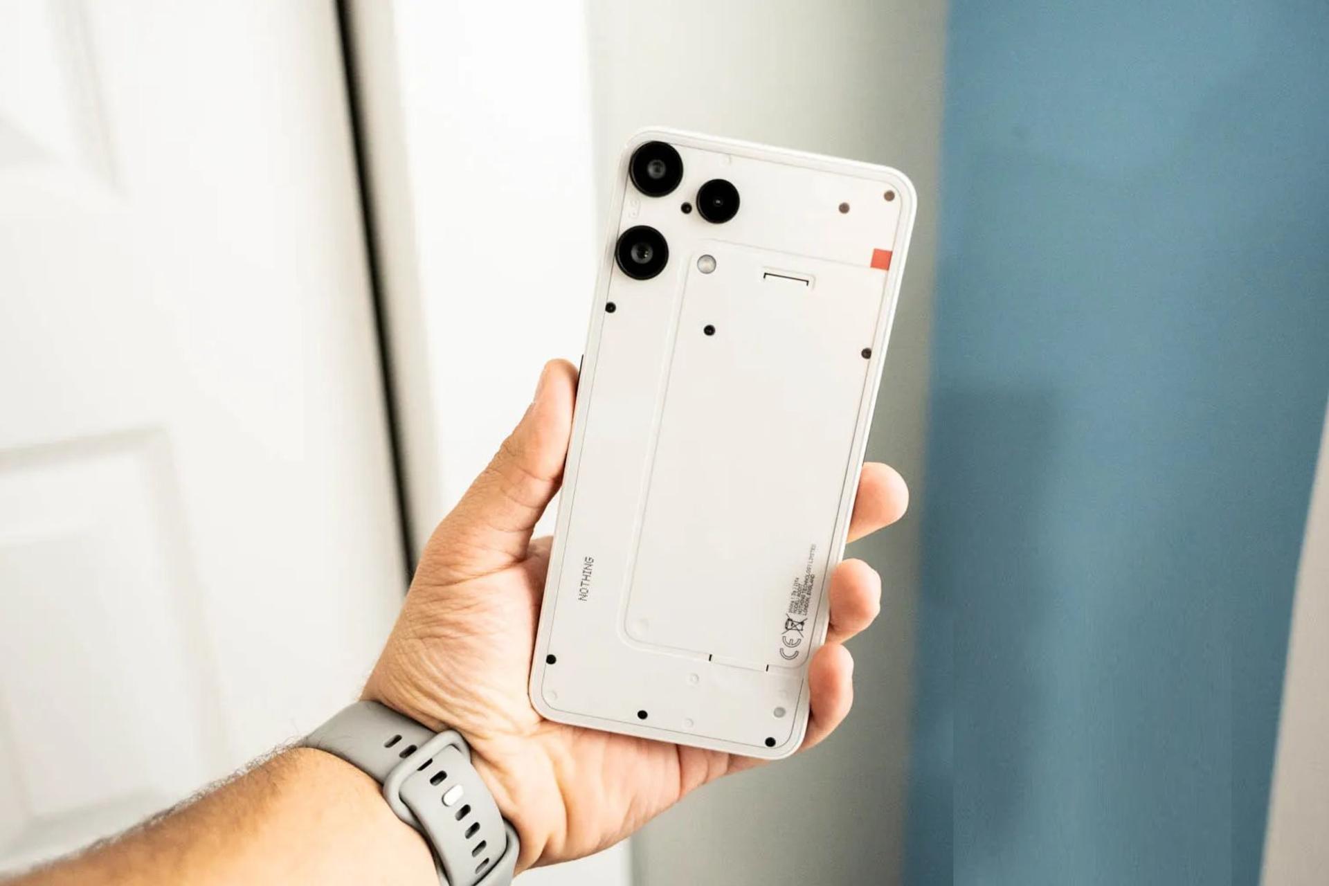 ناتینگ فون 3a لایت در دست