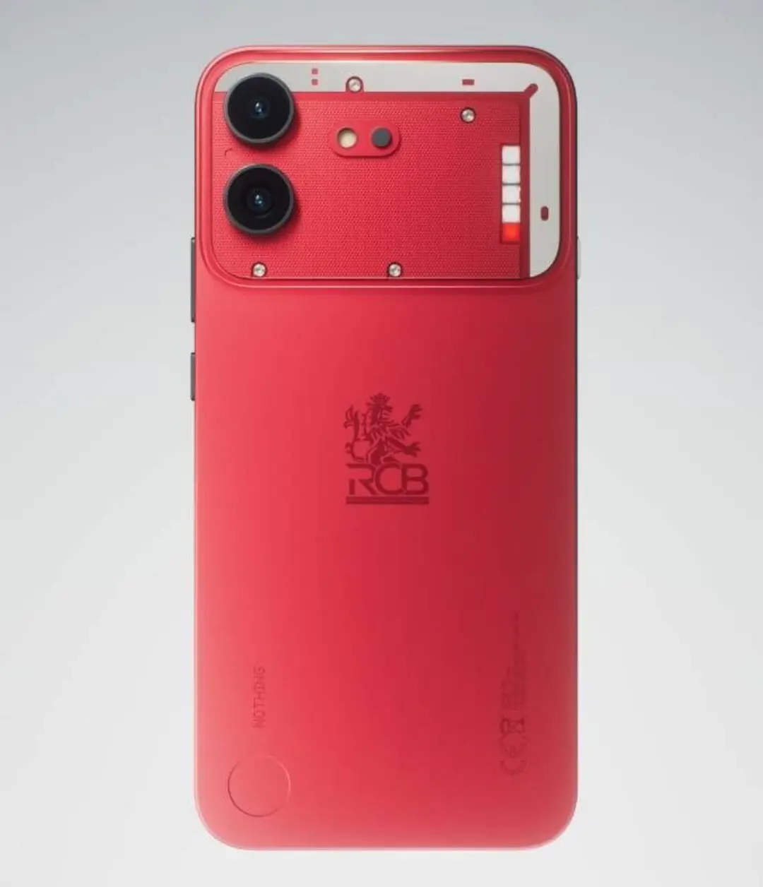 نمای پشت گوشی هوشمند قرمز رنگ ناتینگ فون 4b با طراحی خاص و لوگوی باشگاه RCB