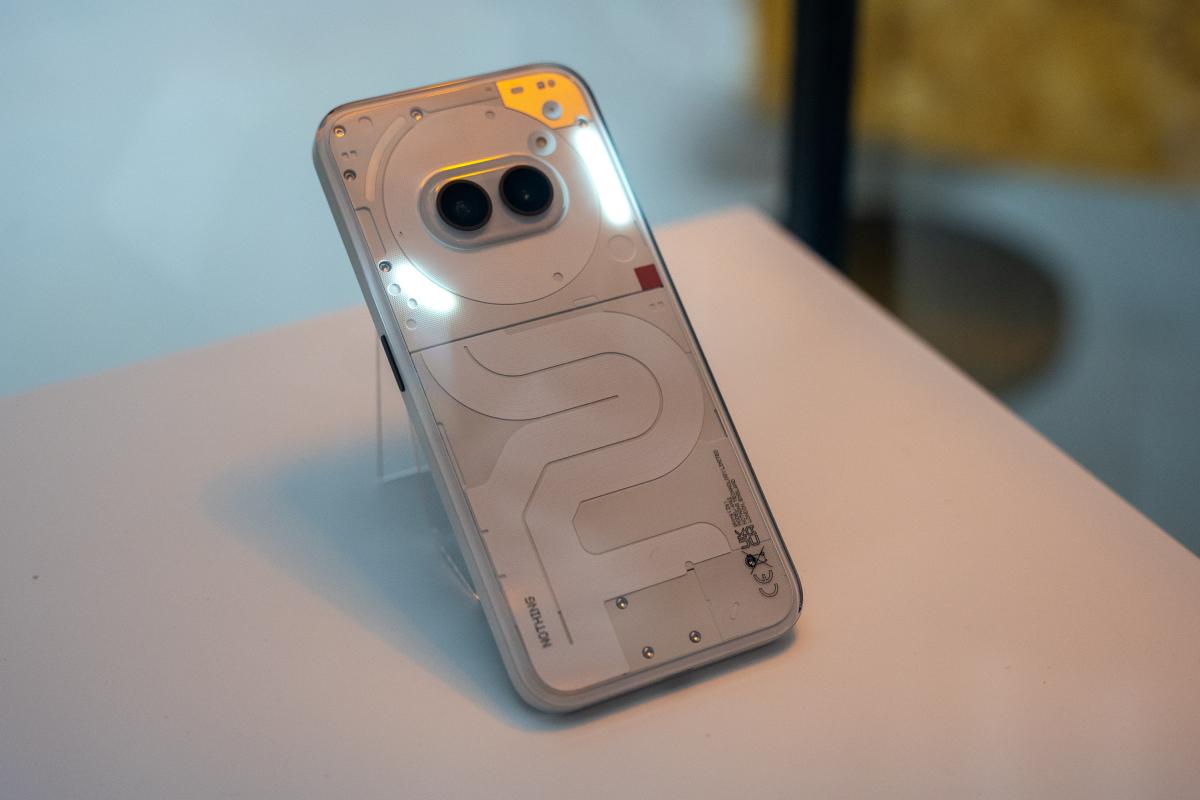 ناتینگ فون ۲a رسما به نمایش درآمد؛ چینش افقی دوربین‌ها و طراحی نیمه‌شفاف