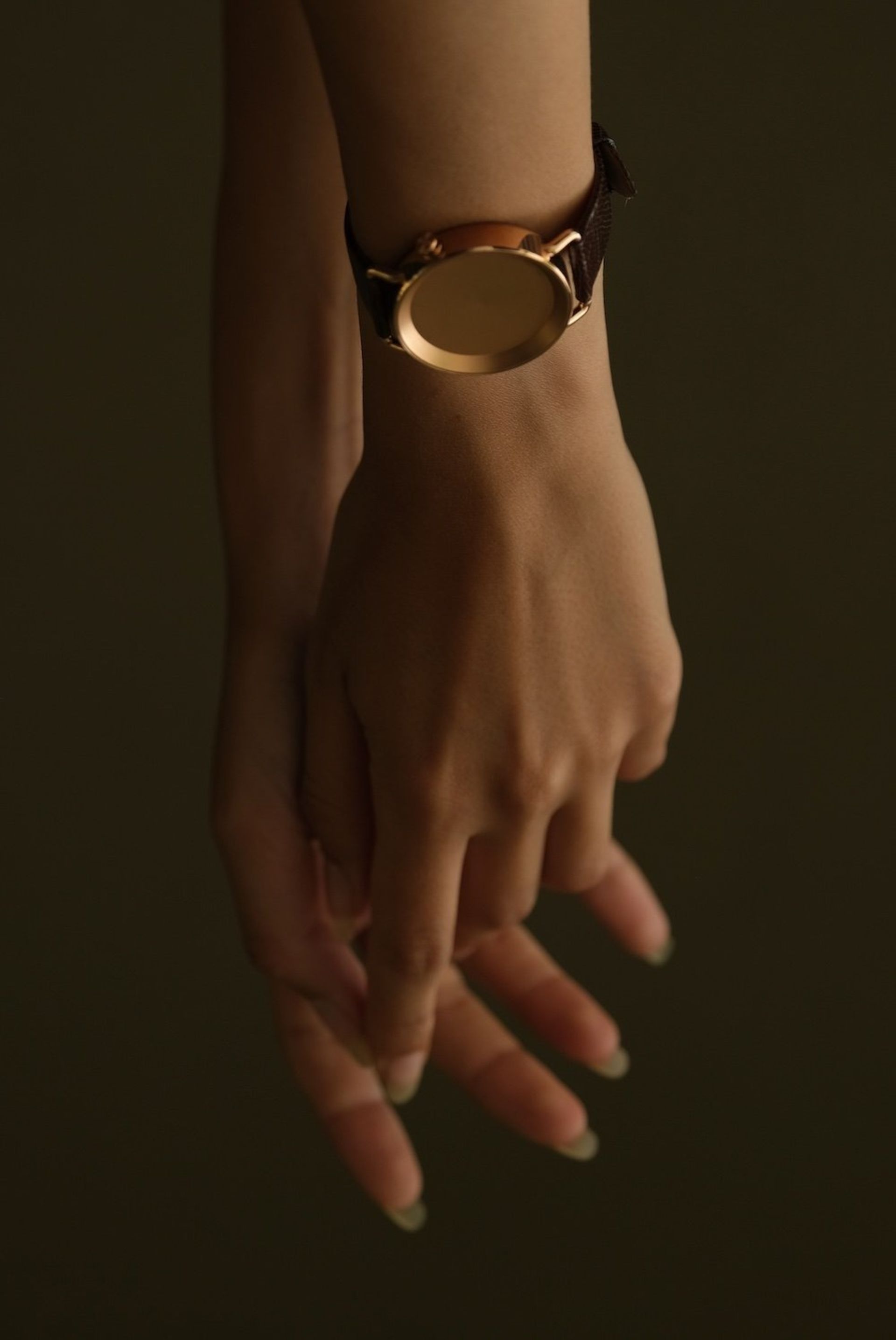 نمای ساعت هوشمند Nowatch در دست یک زن