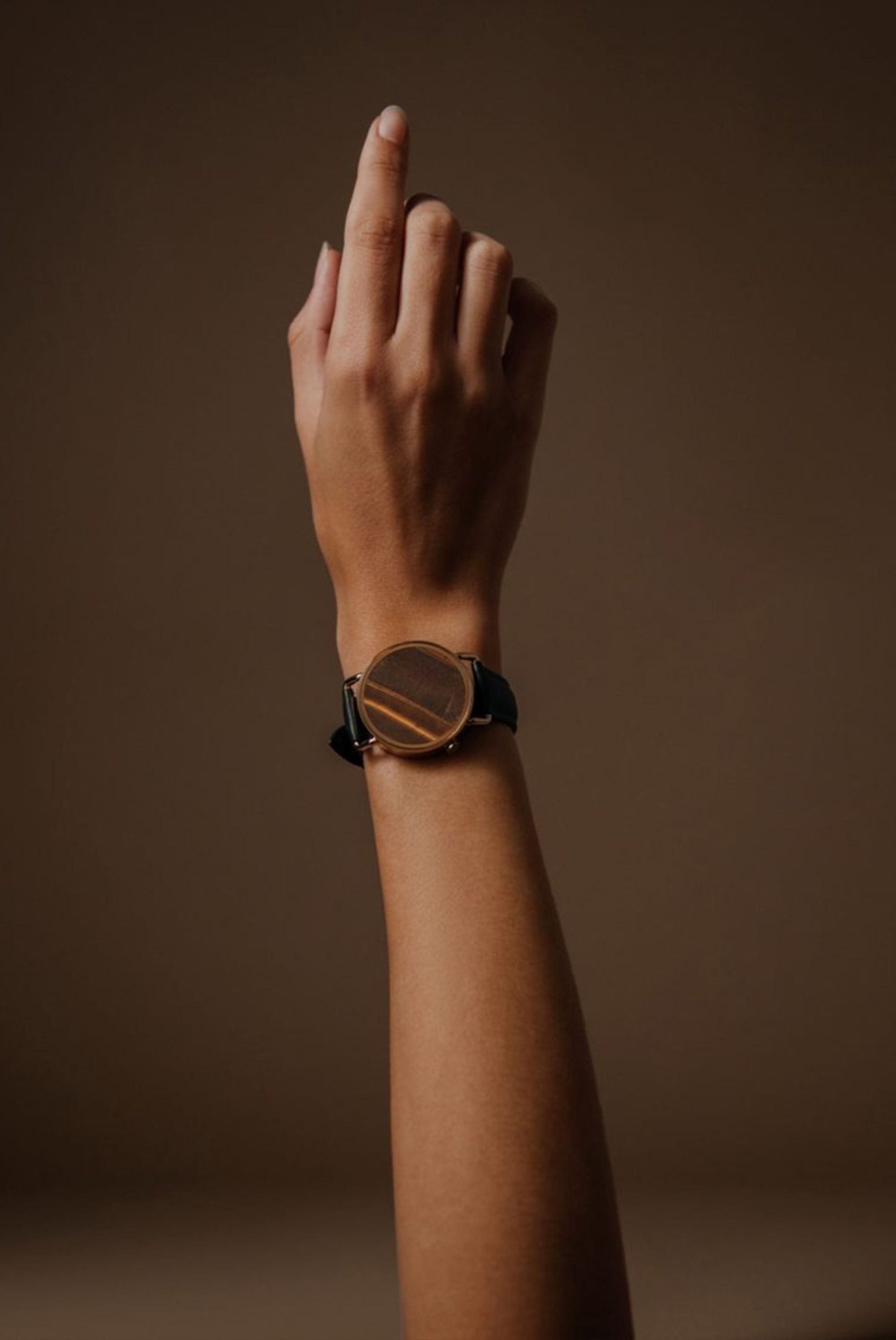 نمای ساعت هوشمند Nowatch در دست یک زن
