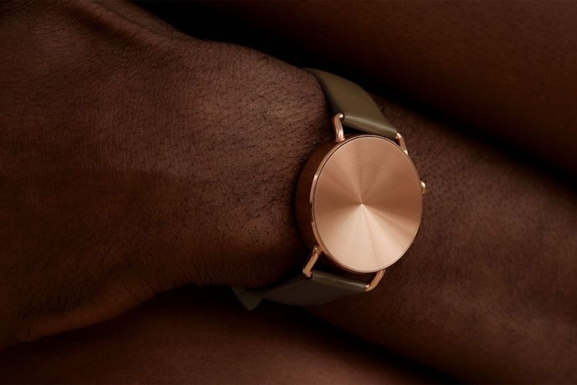 نمای ساعت هوشمند Nowatch در دست یک مرد