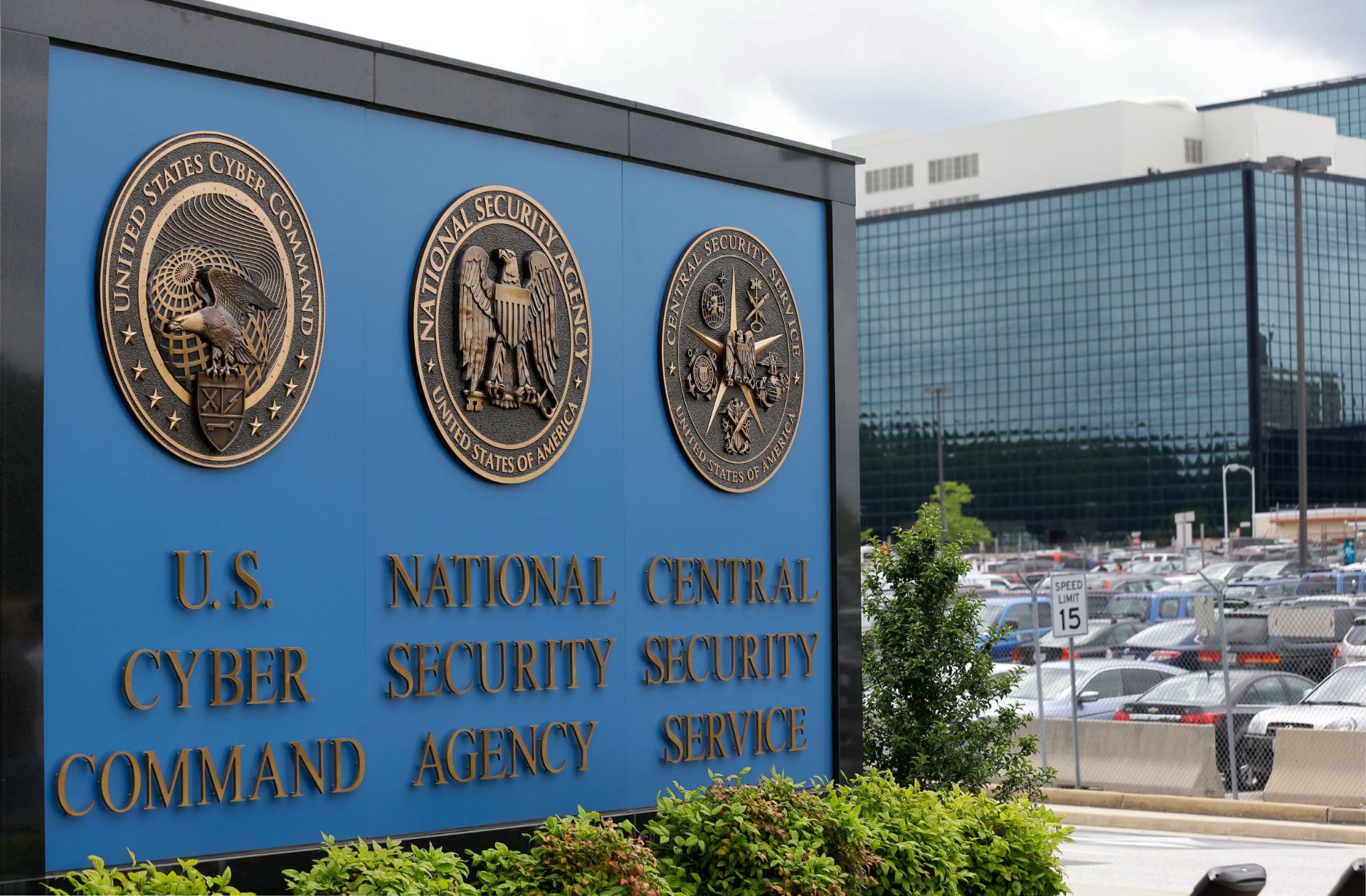 تابلو NSA در کنار ساختمان مرکزی