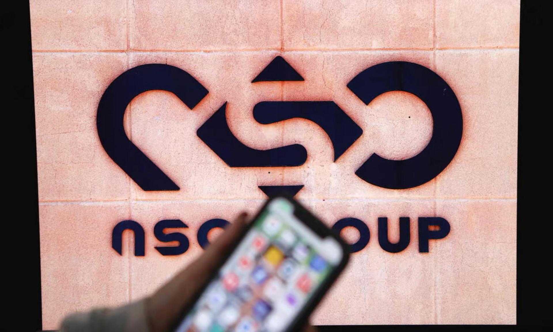 یک گوشی جلوی لوگوی NSO Group 