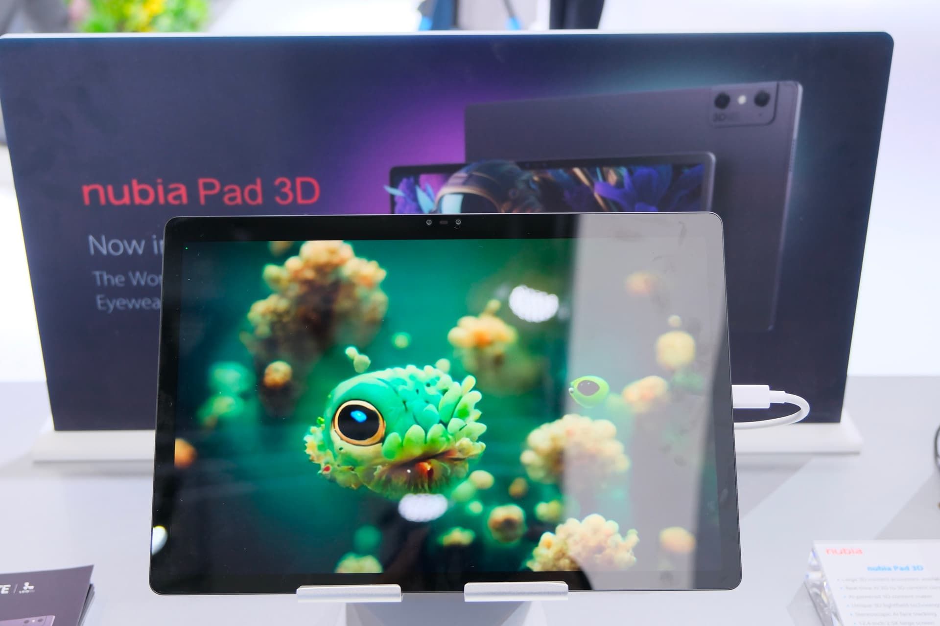 ماهی سبز روی تبلت سه بعدی نوبیا Nubia Pad 3D