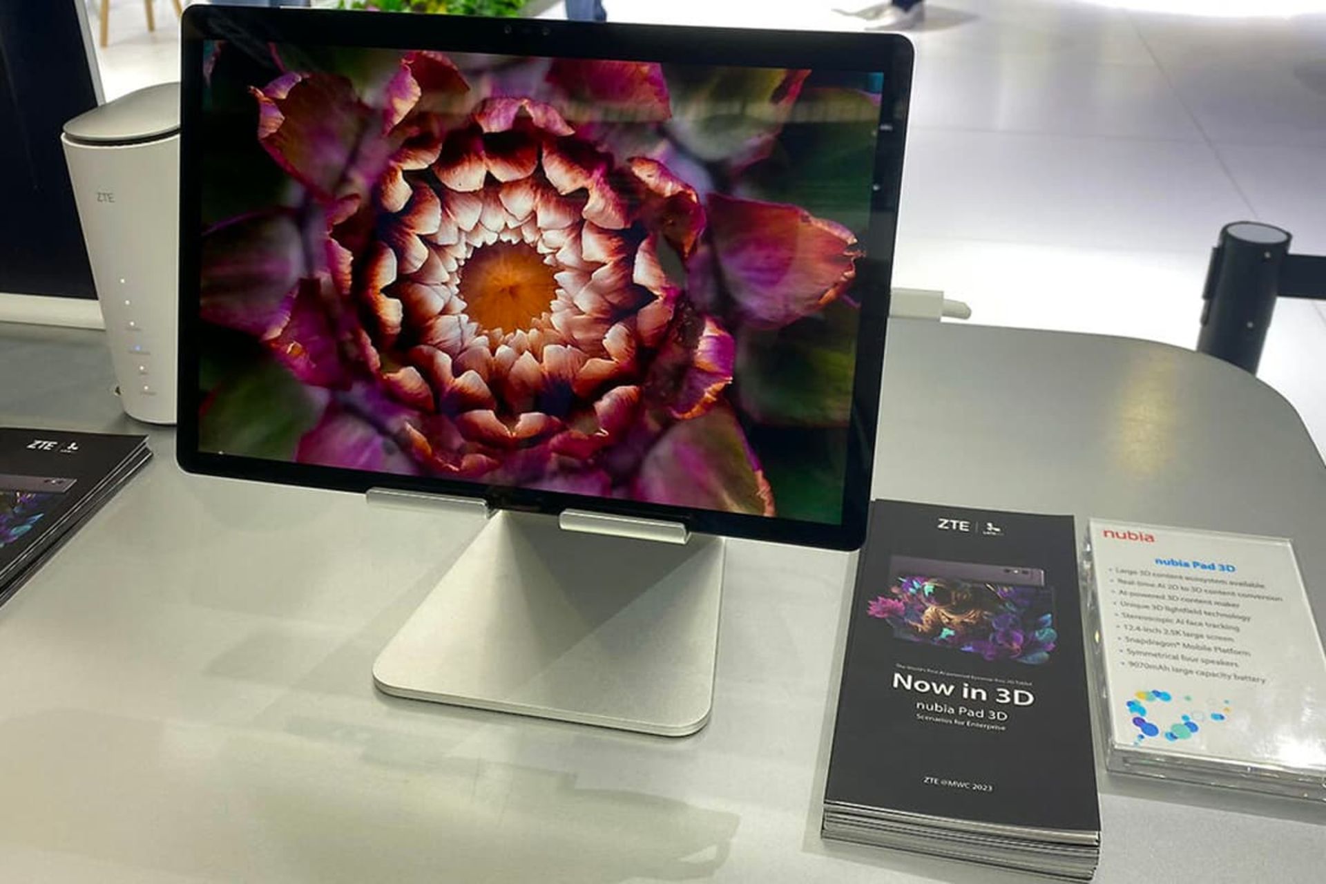 عکس گل روی تبلت سه بعدی نوبیا Nubia Pad 3D