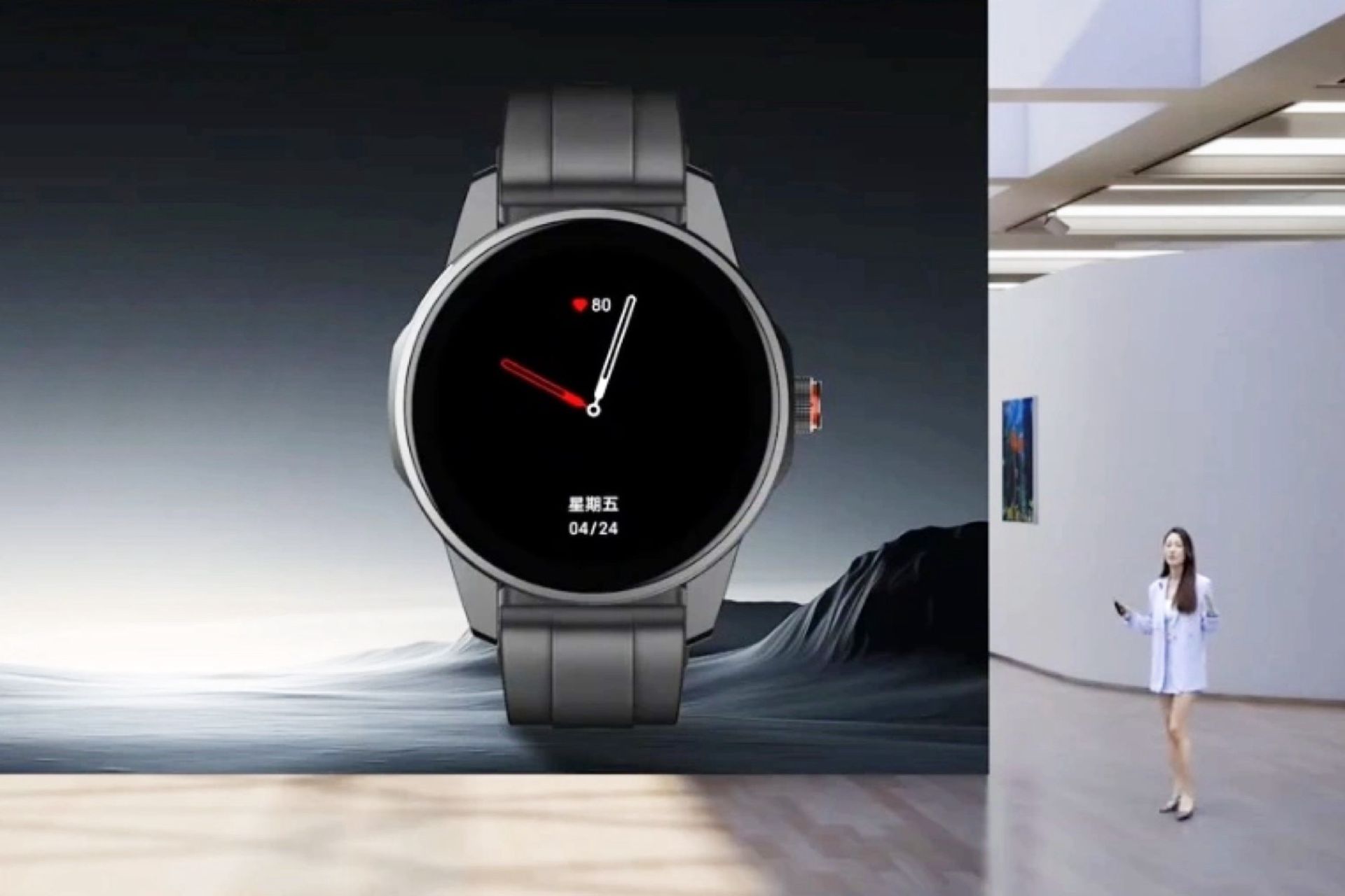 زن در حال معرفی ساعت هوشمند نوبیا watch gt