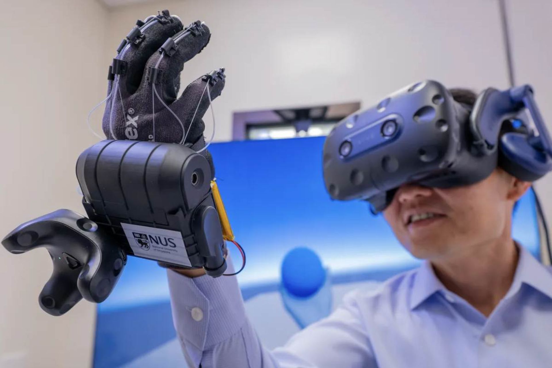 دستکش لمسی HaptGlove