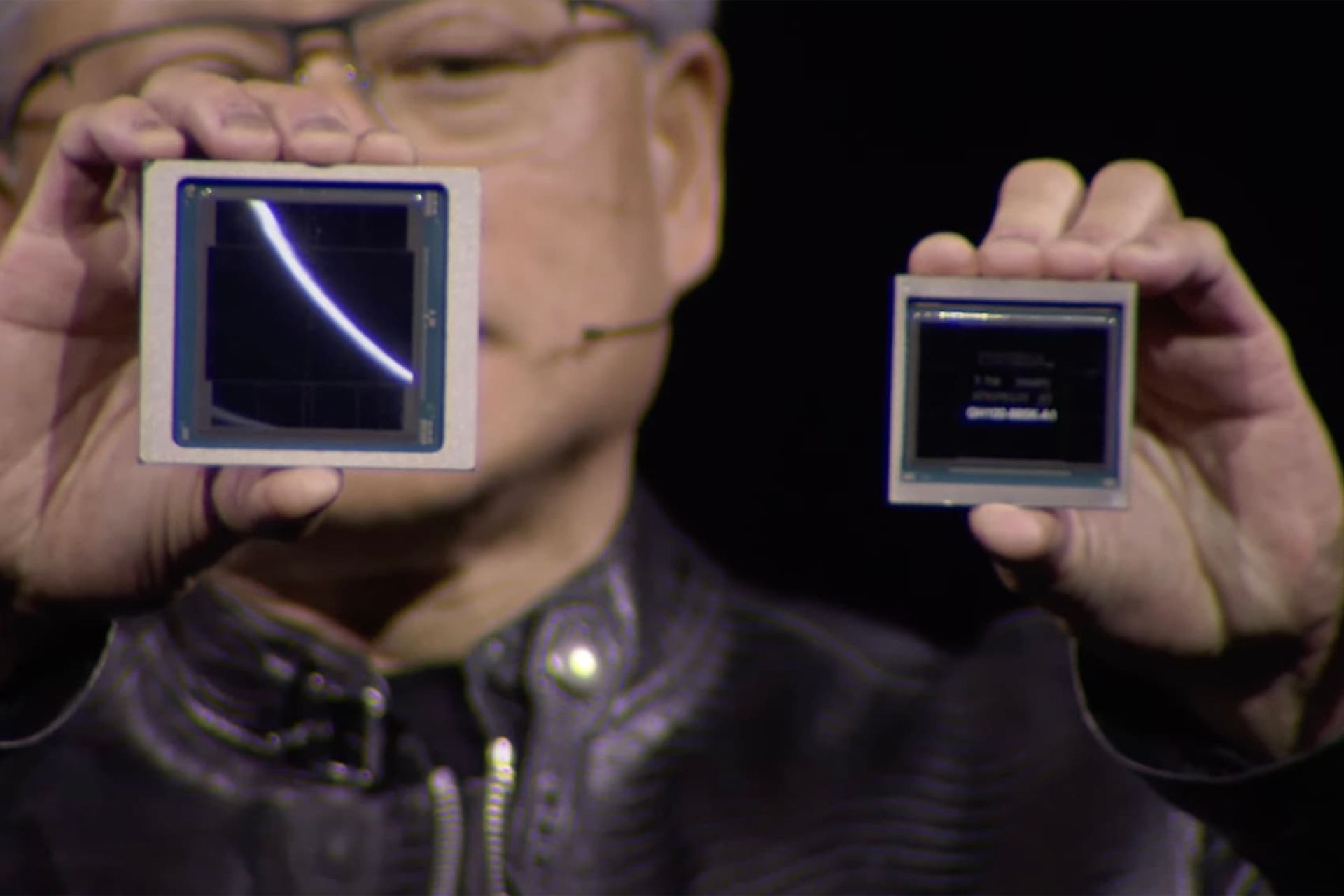 پردازنده هوش مصنوعی B200 انویدیا در کنار H100 در دست