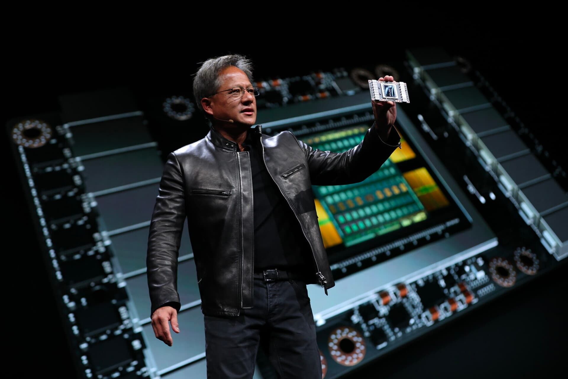 جن سون هوانگ / Jensen Huang مدیرعامل انویدیا با تراشه بزرگ در دست