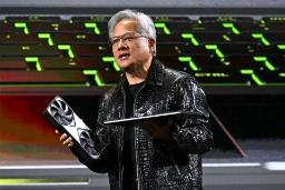 جنسن هوانگ / Jensen Huang مدیرعامل انویدیا با گرافیک و لپ‌تاپ در دست