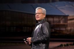 جنسن هوانگ / Jensen Huang مدیرعامل انویدیا در حال اجرای مراسم