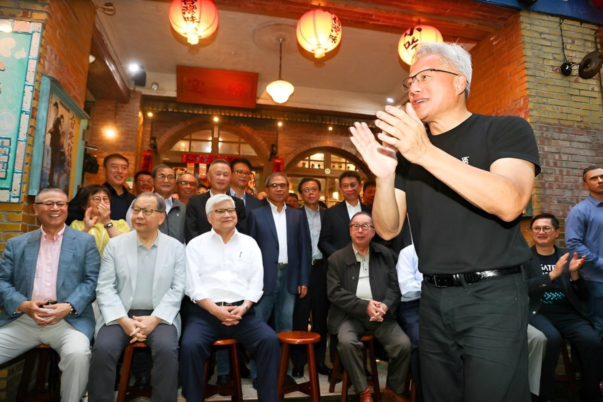 چند مرد در حال تشویق یک مرد ایستاده با لباس مشکی