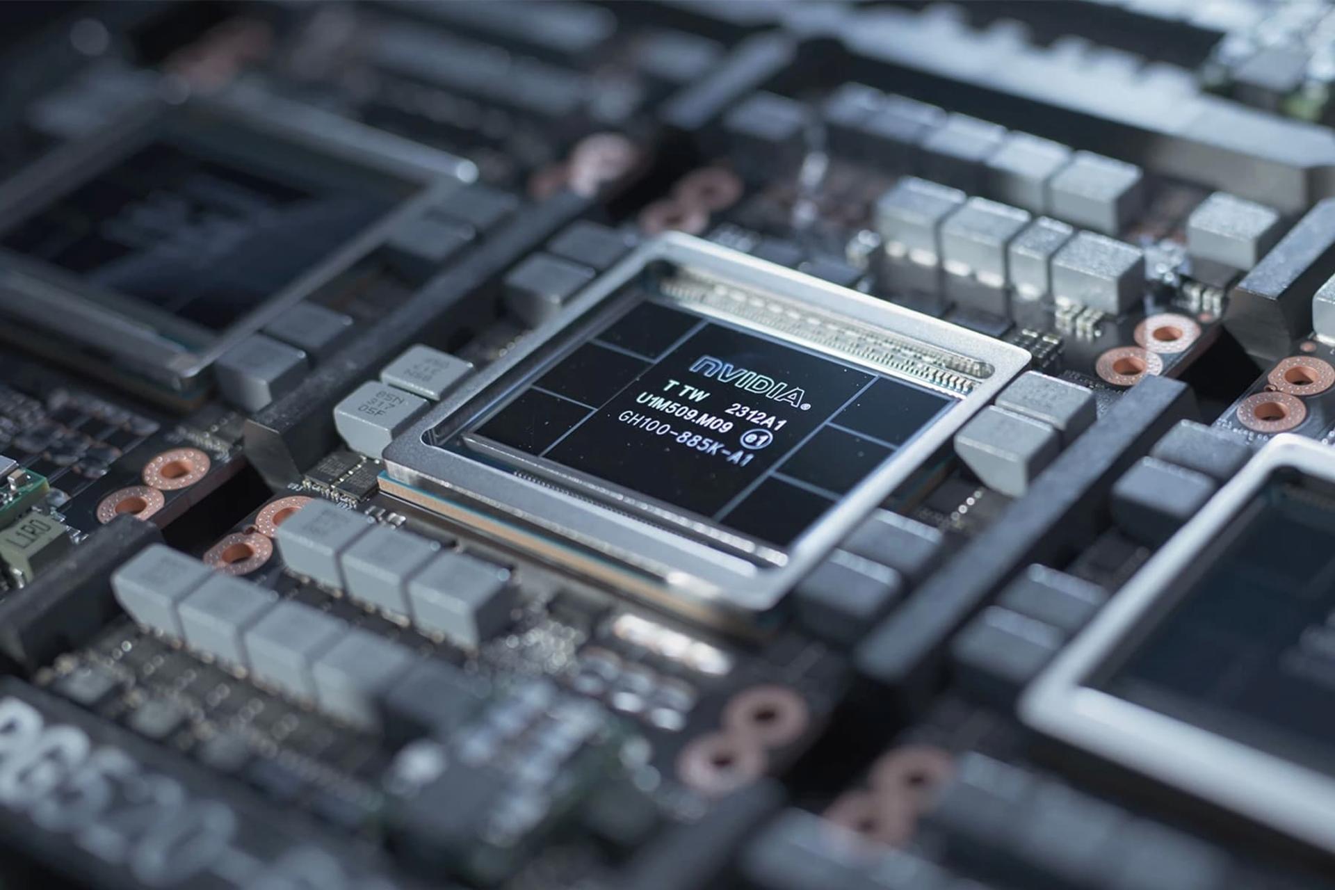 مرجع متخصصين ايران لوگو انويديا / Nvidia روي پردازنده تراشه مشكي در داخل سيستم