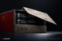 تراشه‌های هوش مصنوعی انویدیا (NVIDIA) درون یک جعبه چوبی با پرچم چین