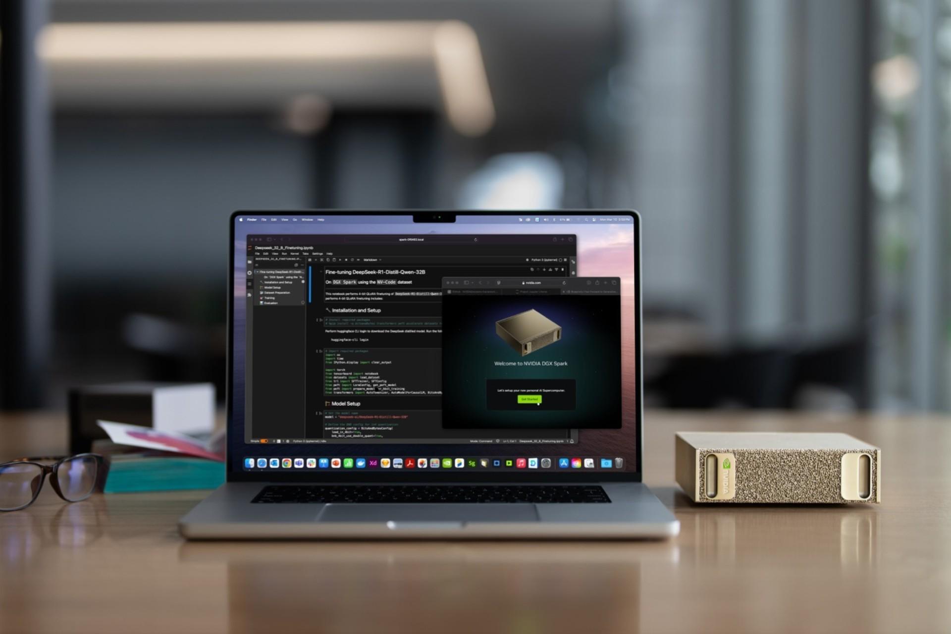 ابرکامپیوتر DGX Spark انویدیا روی میز کنار لپ‌تاپ