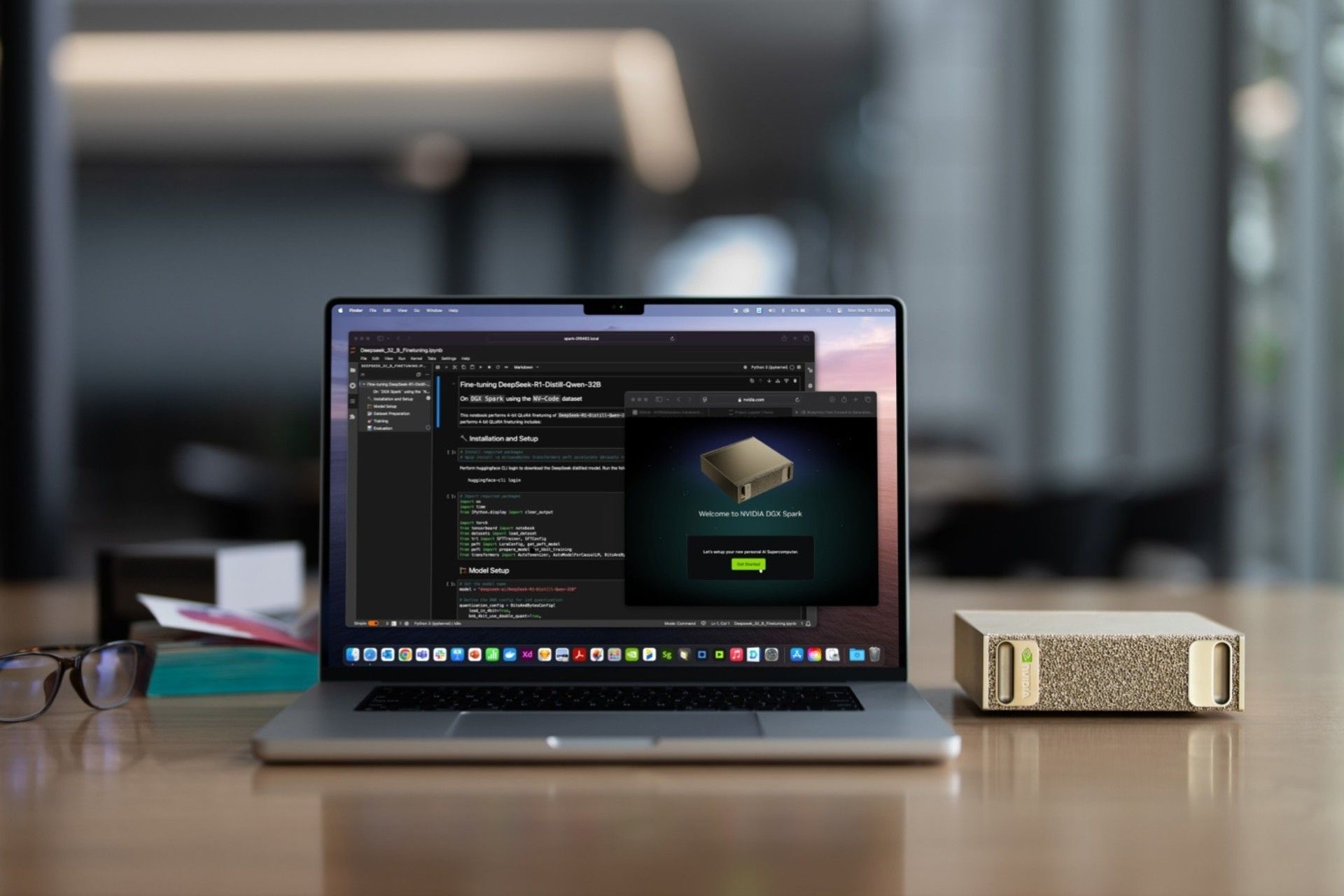 ابرکامپیوتر DGX Spark انویدیا روی میز کنار لپ‌تاپ