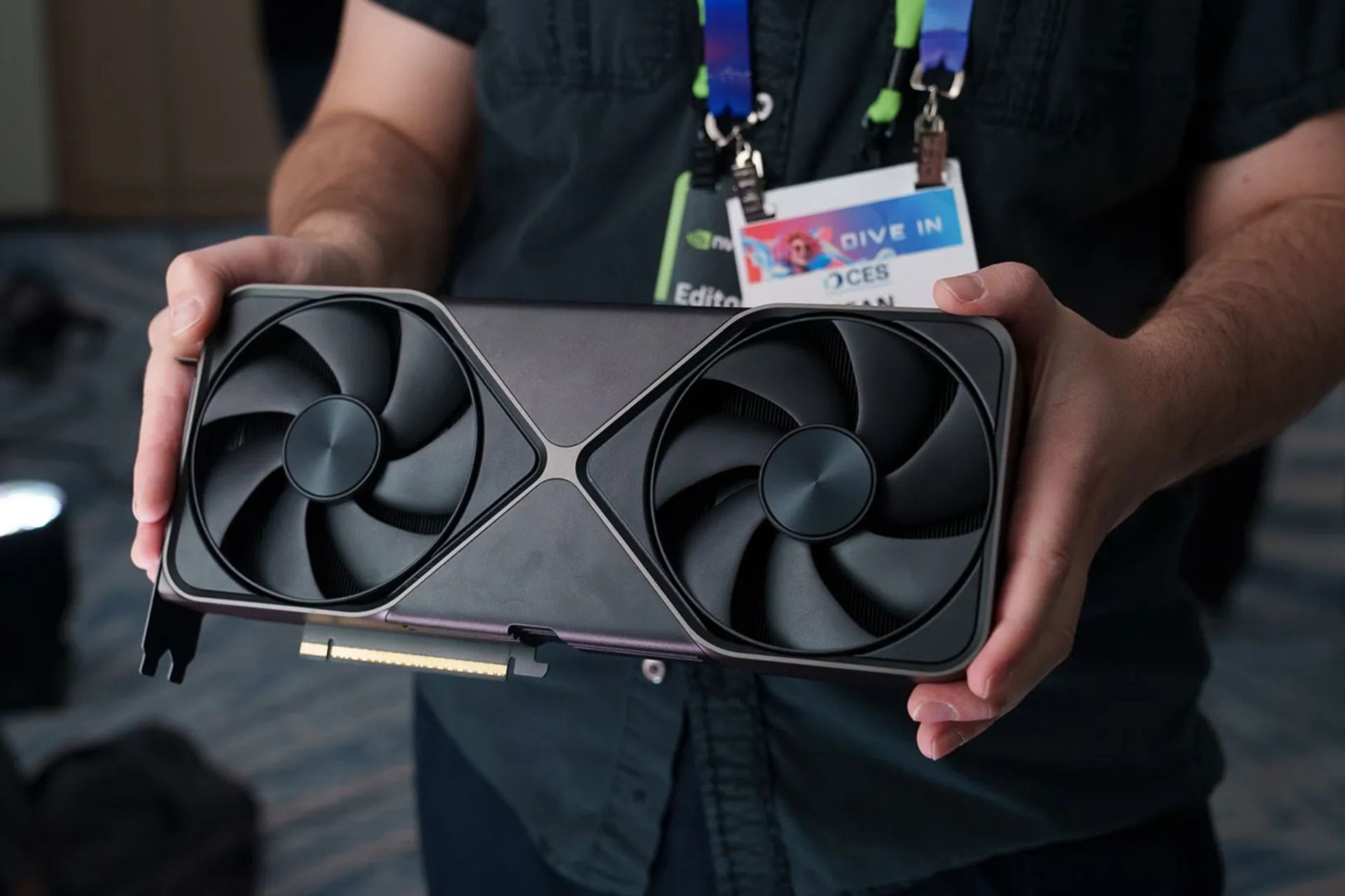 یک کارت گرافیک مشکی از نمای رو به رو در دستان یک شخص