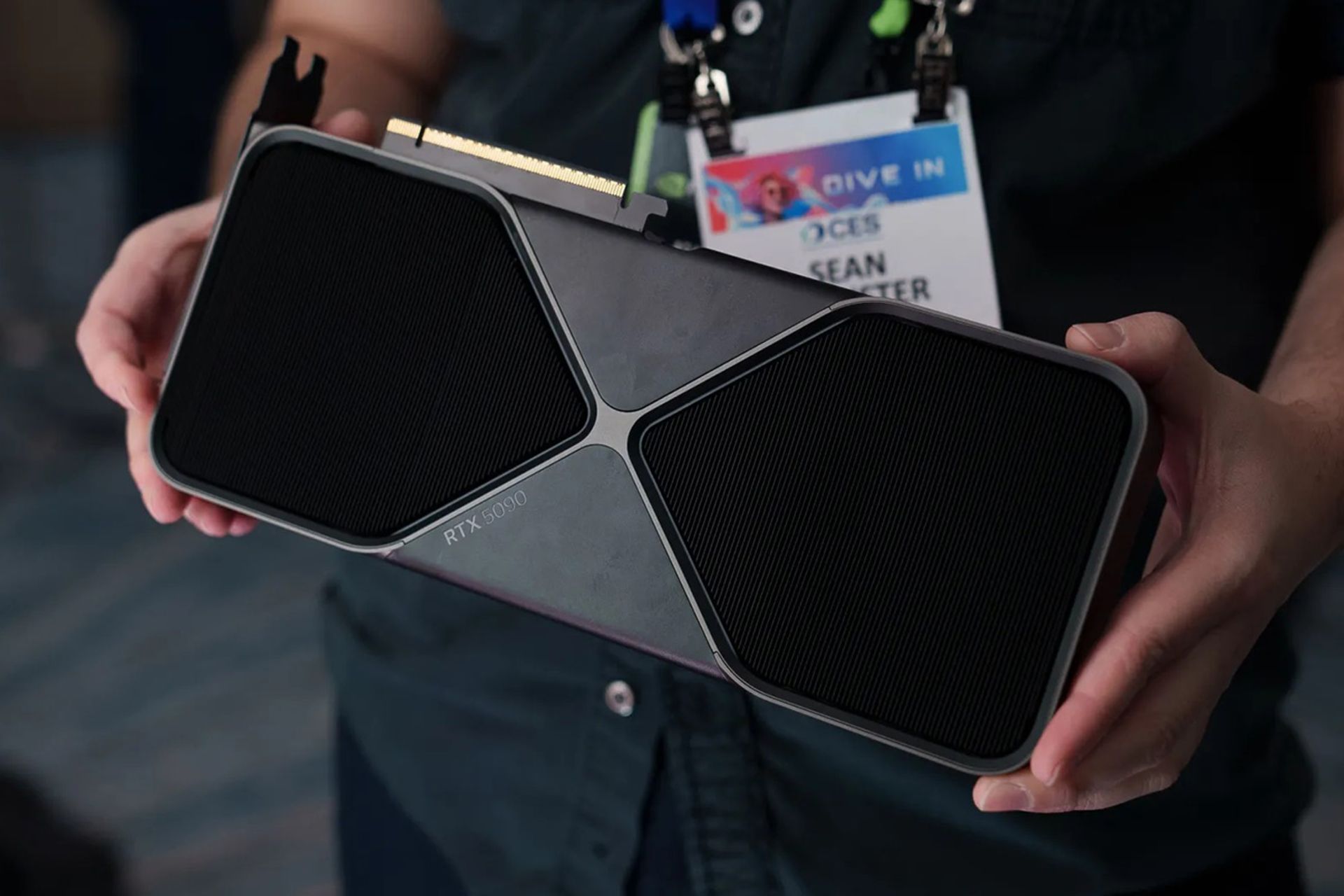 یک کارت گرافیک مشکی از نمای رو به رو در دستان یک شخص