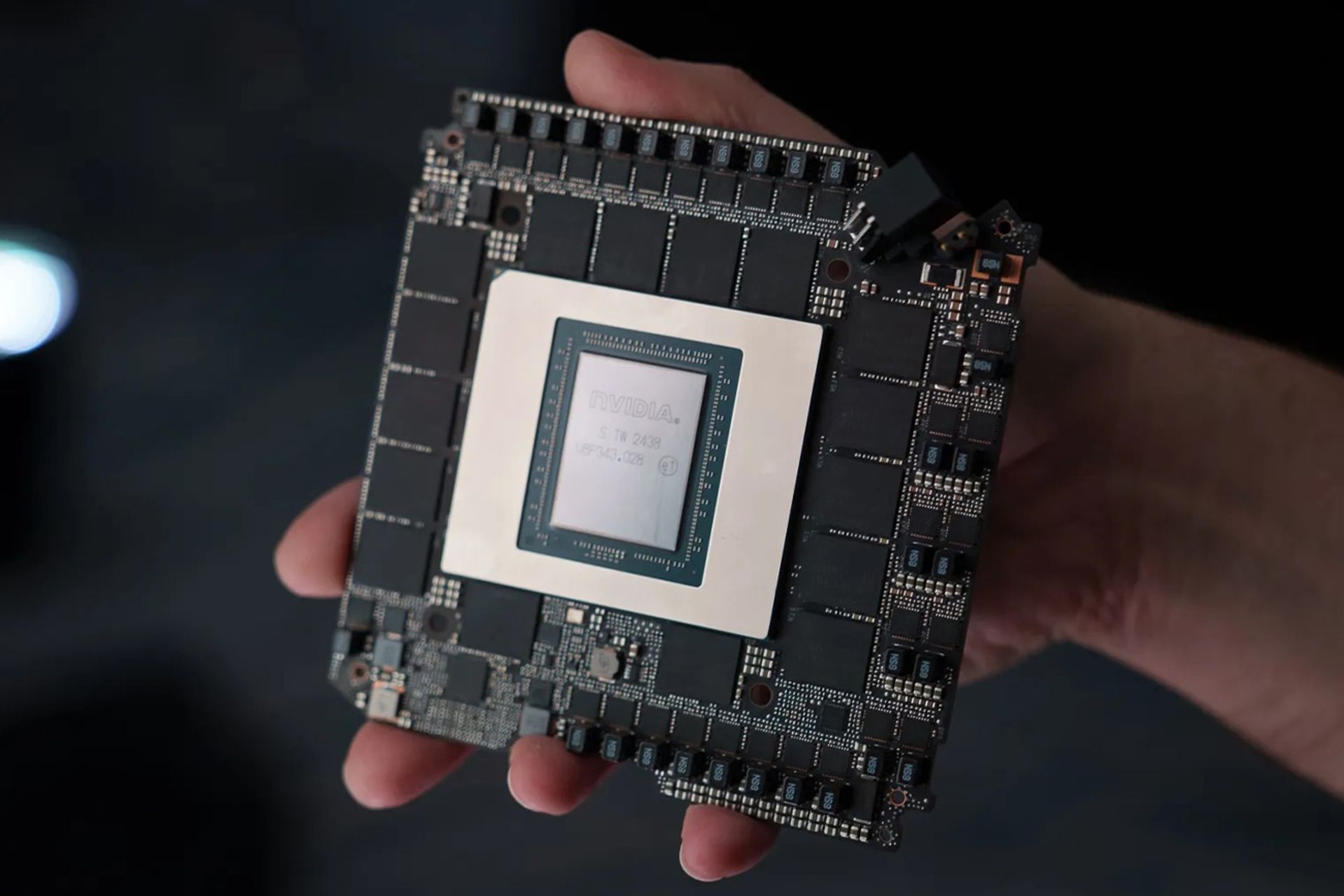 برد یک کارت گرافیک مشکی از نمای رو به رو در دست