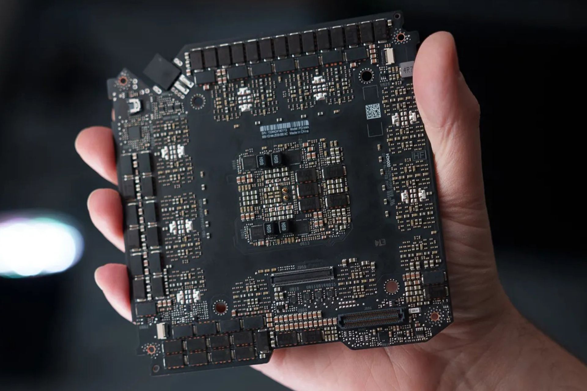 برد یک کارت گرافیک مشکی از نمای رو به رو در دست