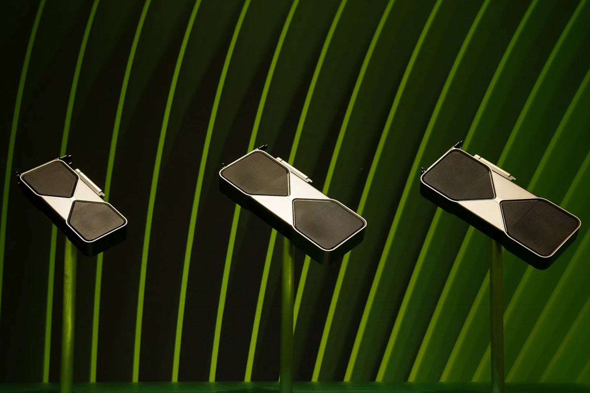 سه کارت گرافیک مشکی از نمای رو به رو