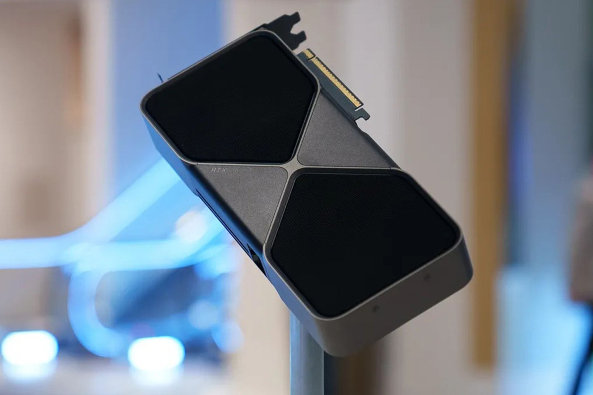 یک کارت گرافیک مشکی از نمای رو به رو