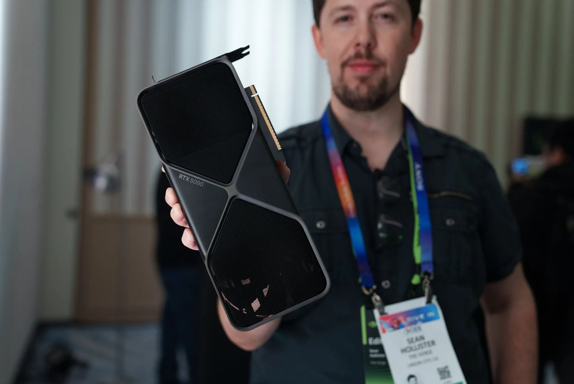 یک کارت گرافیک مشکی از نمای رو به رو در دستان یک شخص