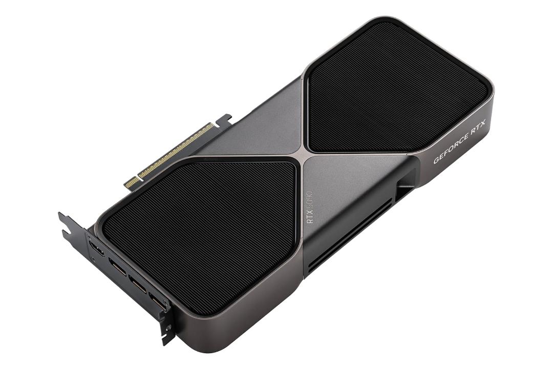 نمای نیمرخ کارت گرافیک انویدیا جی فورس RTX 5090 با نمایش لبه کناری، لوگو و خروجی‌های تصویر براکت پشت
