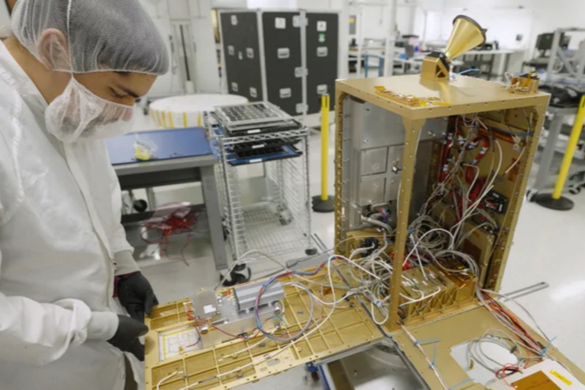 یک کارمند درحال توسعه‌ی تراشه‌ی انویدیا برای استفاده در دیتاسنتر‌های فضایی