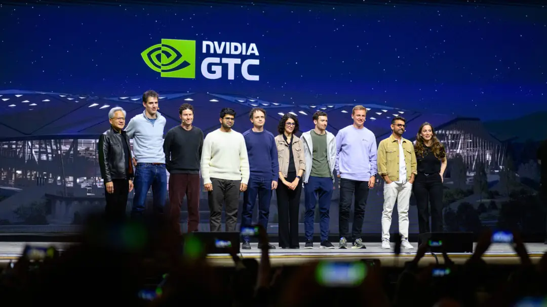 گروهی از مدیران و متخصصان در مقابل لوگوی انویدیا (NVIDIA) در رویداد GTC