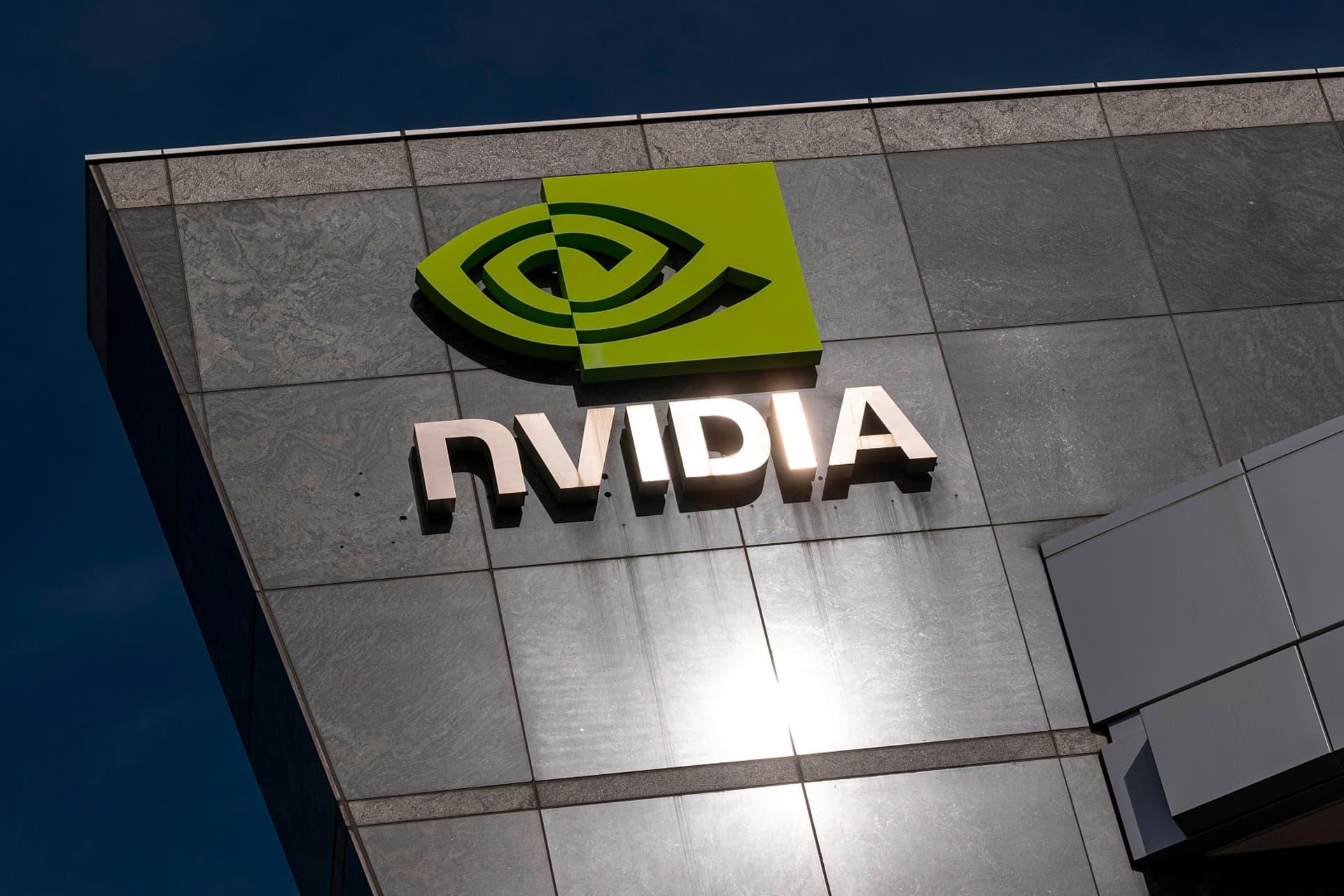 لوگو انویدیا Nvidia روی ساختمان آسمان آبی