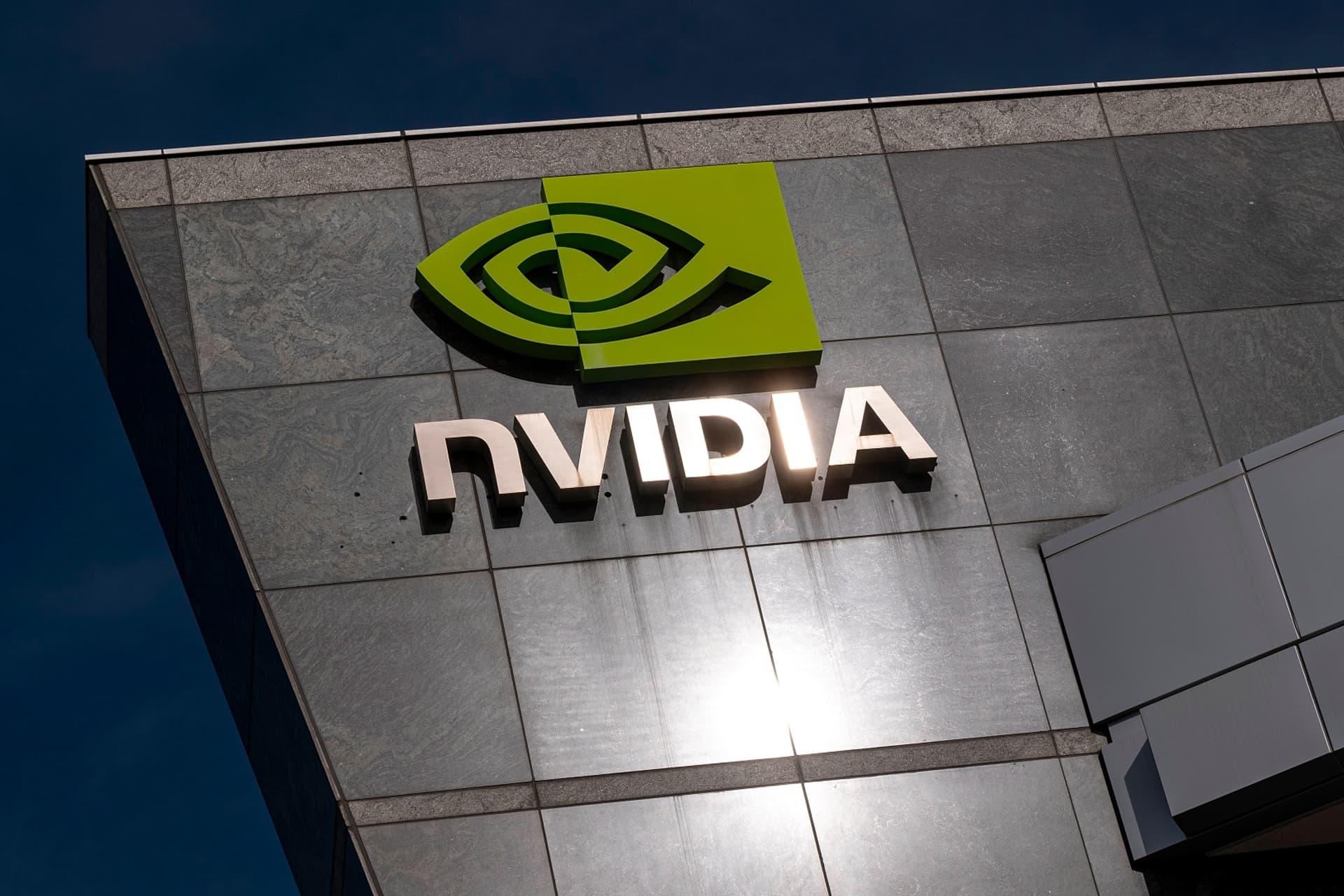 لوگو انویدیا Nvidia روی ساختمان آسمان آبی
